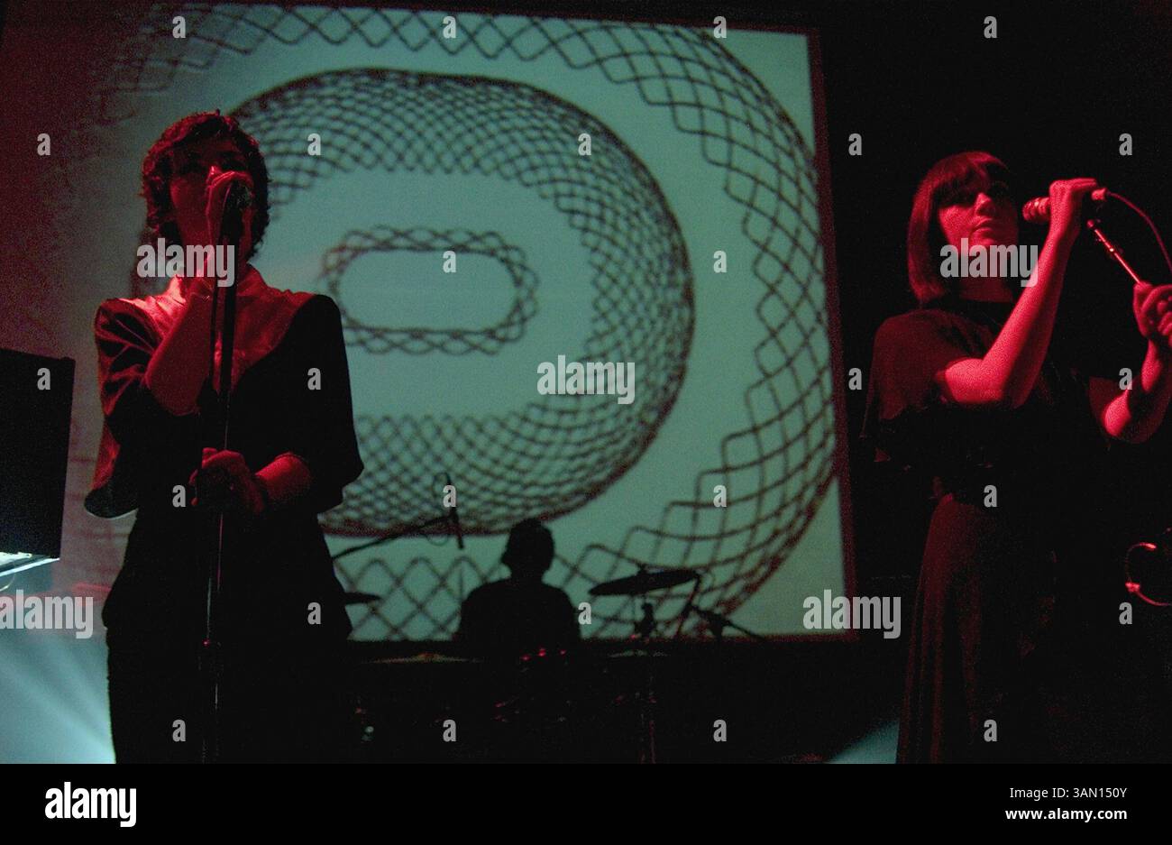 14. April 2006 – Washington, DC, USA – das Ladytron-Gesangsduo Mira Aroyo (links) und Helen Marnie tritt am Freitag, 14. April 2006 in Washington D.C. auf. Die Gruppe tourte mit dem neuesten Album „Witching Hour“ und der neuen CD „Extended Play“. (Katherine Gaines/KRT) (Bild: © Katherine Gaines/MCT/ZUMAPRESS.com) Stockfoto
