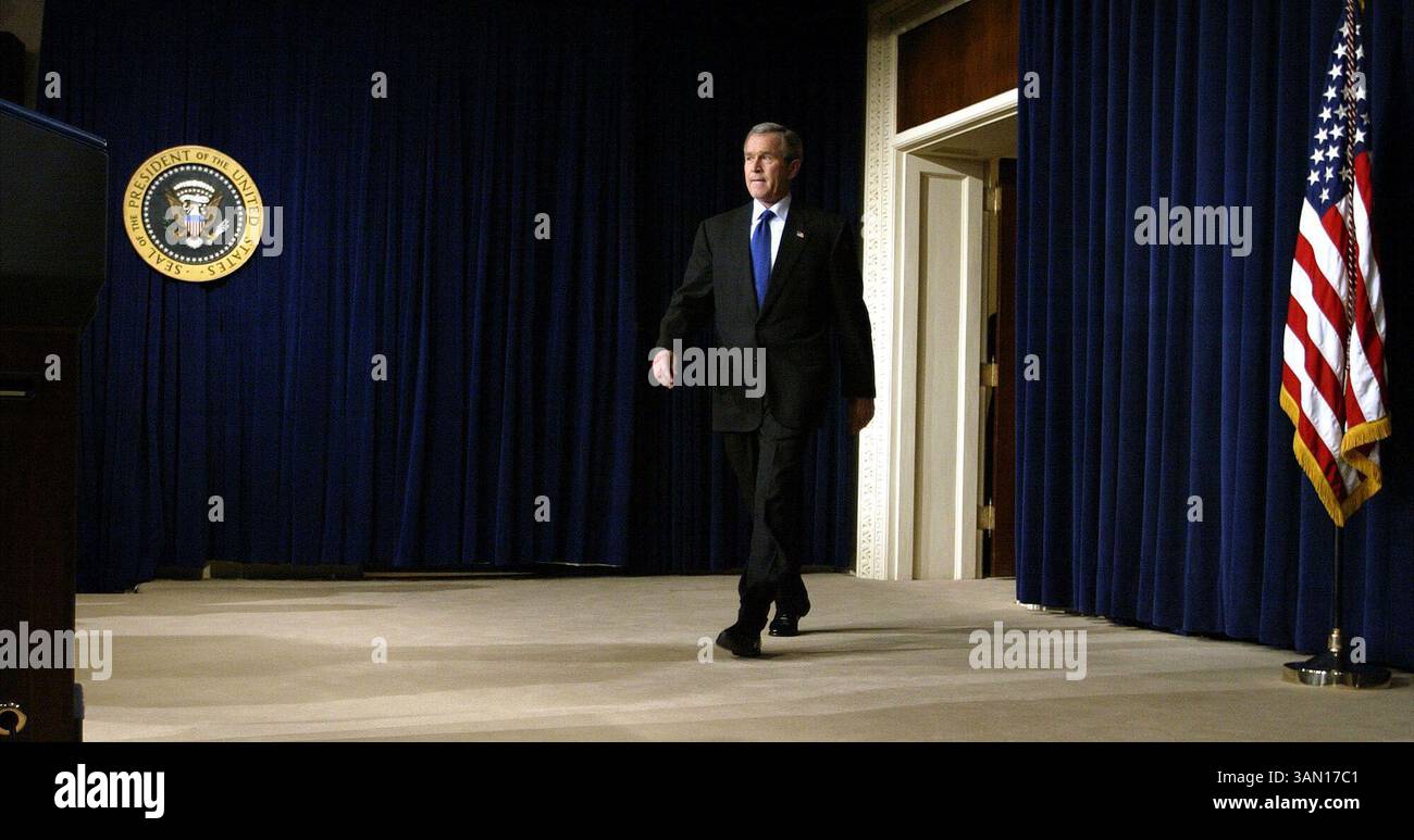 7. November 2002 - USA - KRT US-NACHRICHTENGESCHICHTE SCHLEPPTE: BUSH KRT FOTO VON CHUCK KENNEDY/KRT (7. November) WASHINGTON, D.C. - Präsident George W. Bush ging auf das Podium, um auf einer Pressekonferenz am Donnerstag, 7. November 2002 über die jüngsten Wahlen und seine bevorstehende Tagesordnung für den Kongress zu sprechen. (KRT) NC KD BL 2002 (Horiz) (gsb) (Kreditbild: © PHOTOGNOSOURCE/mct/ZUMAPRESS.com) Stockfoto