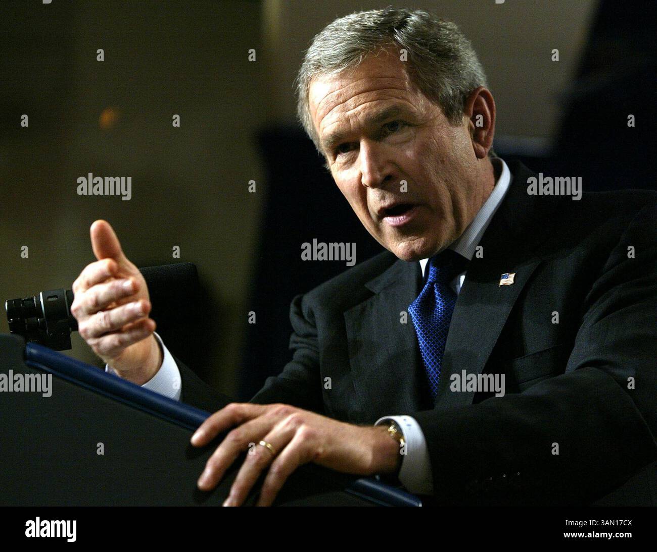 7. November 2002 - USA - KRT US NEWS STORY SLUGGED: BUSH KRT FOTO VON CHUCK KENNEDY/KRT (7. November) WASHINGTON, D.C. - Präsident George W. Bush spricht auf einer Pressekonferenz Donnerstag, 7. November 2002 über die jüngsten Wahlen und seine bevorstehende Tagesordnung für den Kongress. (KRT) NC KD BL 2002 (Horiz) (gsb) (Kreditbild: © PHOTOGNOSOURCE/mct/ZUMAPRESS.com) Stockfoto