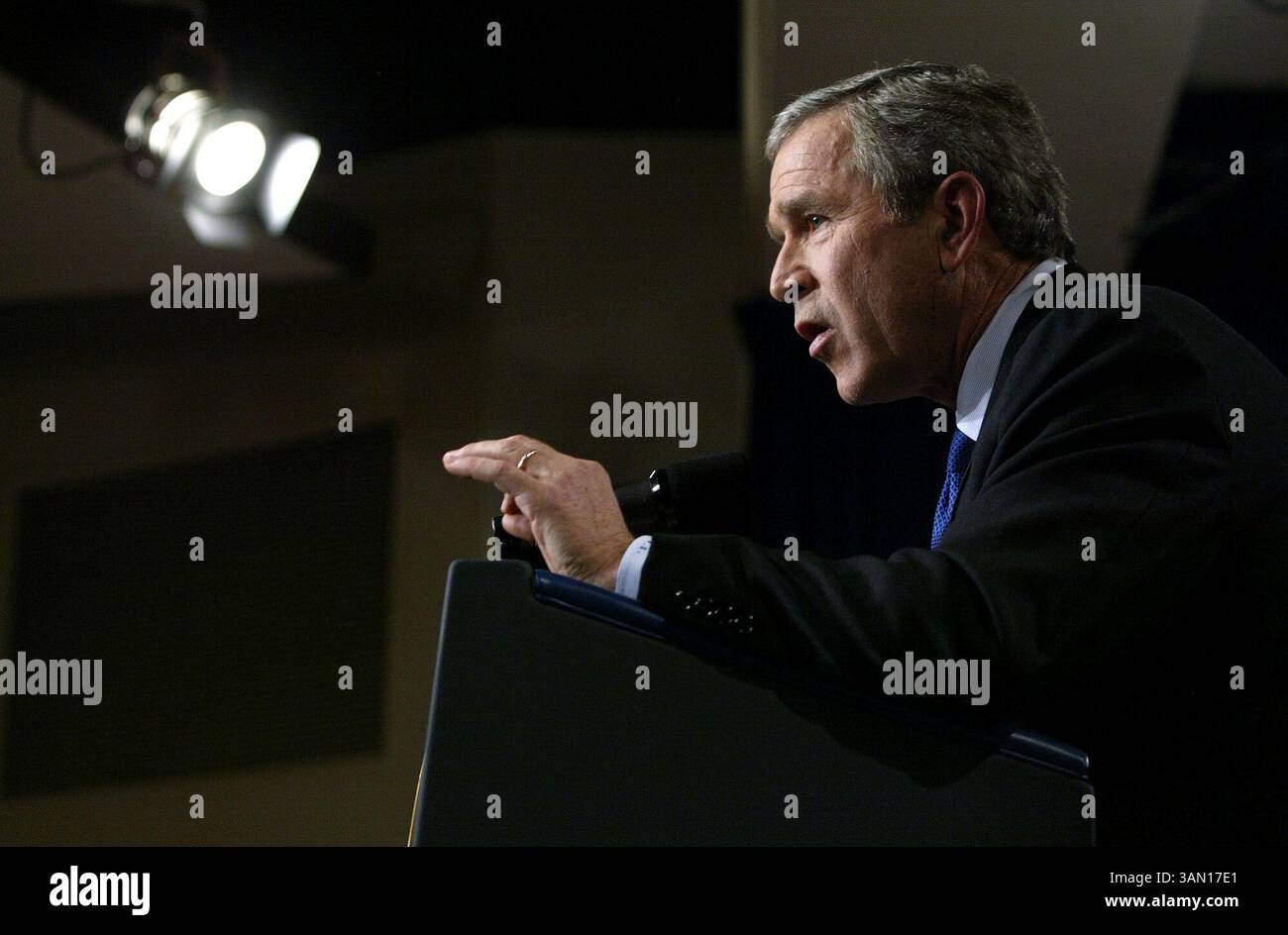 7. November 2002 - USA - KRT US NEWS STORY SLUGGED: BUSH KRT FOTO VON CHUCK KENNEDY/KRT (7. November) WASHINGTON, D.C. - Präsident George W. Bush spricht auf einer Pressekonferenz Donnerstag, 7. November 2002 über die jüngsten Wahlen und seine bevorstehende Tagesordnung für den Kongress. (KRT) NC KD BL 2002 (Horiz) (gsb) (Kreditbild: © PHOTOGNOSOURCE/mct/ZUMAPRESS.com) Stockfoto