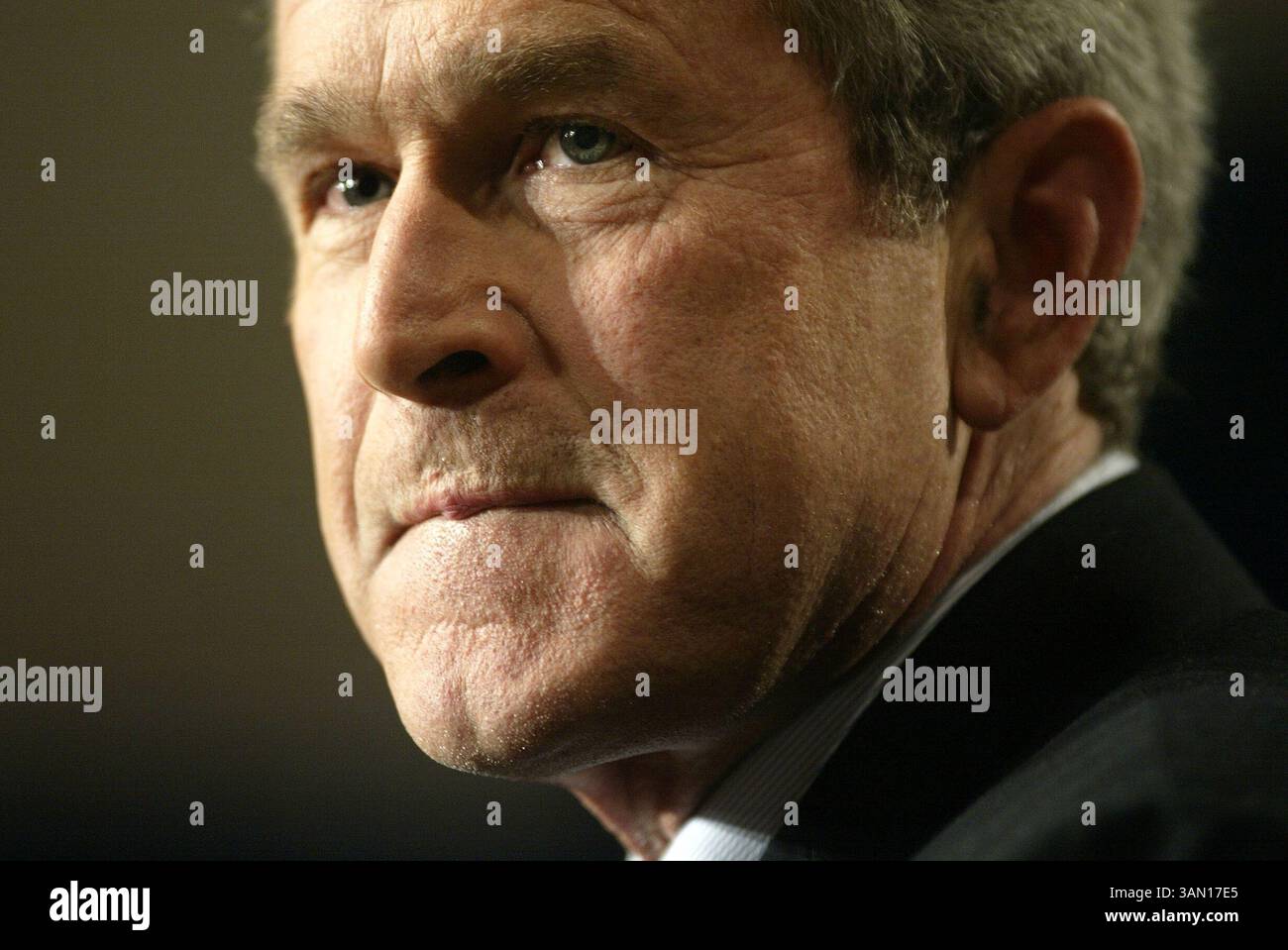 7. November 2002 - USA - KRT US NEWS STORY SLUGGED: BUSH KRT FOTO VON CHUCK KENNEDY/KRT (7. November) WASHINGTON, D.C. - Präsident George W. Bush spricht auf einer Pressekonferenz Donnerstag, 7. November 2002 über die jüngsten Wahlen und seine bevorstehende Tagesordnung für den Kongress. (KRT) NC KD BL 2002 (Horiz) (gsb) (Kreditbild: © PHOTOGNOSOURCE/mct/ZUMAPRESS.com) Stockfoto