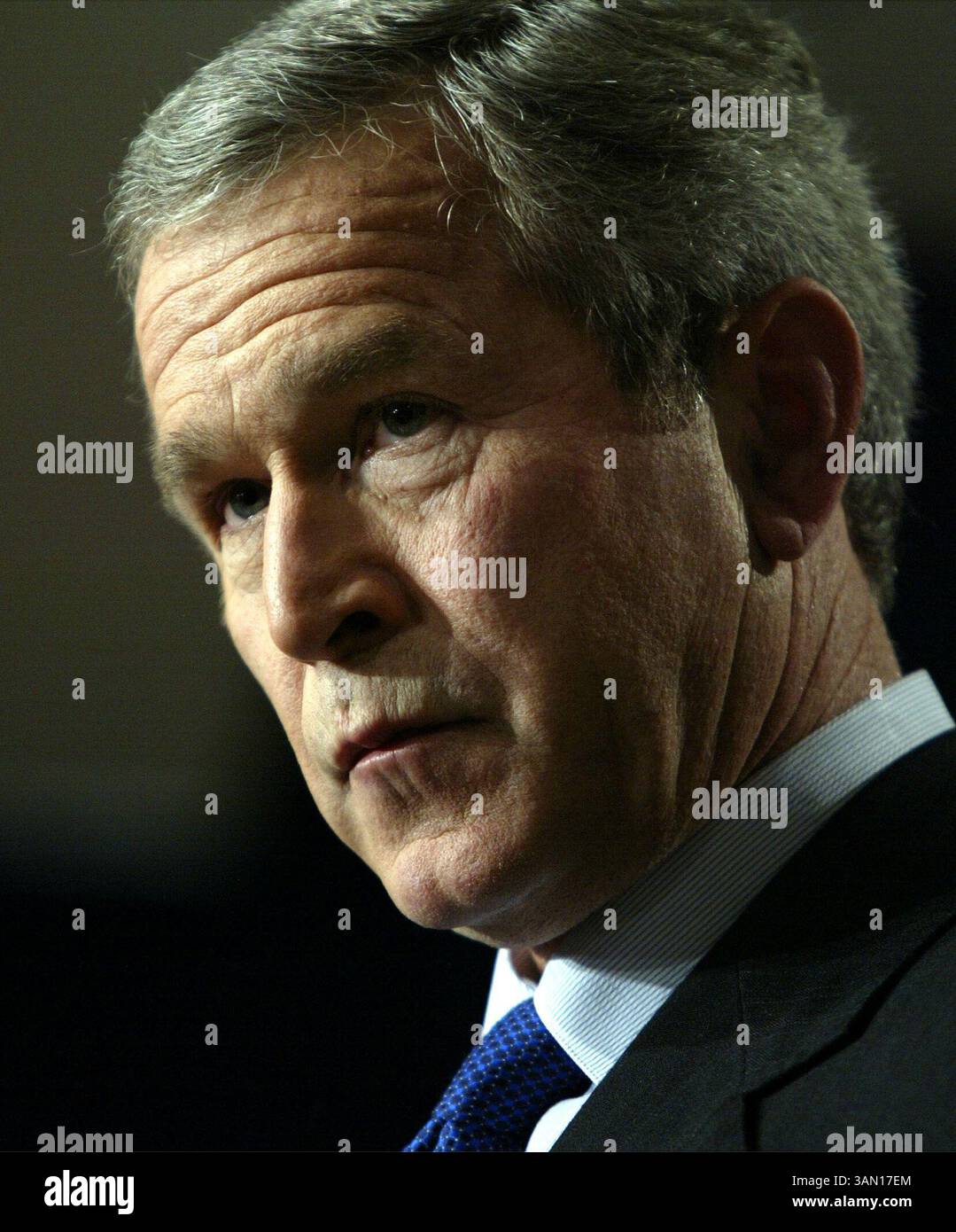 7. November 2002 - USA - KRT US NEWS STORY SLUGGED: BUSH KRT FOTO VON CHUCK KENNEDY/KRT (7. November) WASHINGTON, D.C. - Präsident George W. Bush spricht auf einer Pressekonferenz Donnerstag, 7. November 2002 über die jüngsten Wahlen und seine bevorstehende Tagesordnung für den Kongress. (KRT) NC KD BL 2002 (Vert) (gsb) (Kreditbild: © PHOTOGNOSOURCE/mct/ZUMAPRESS.com) Stockfoto