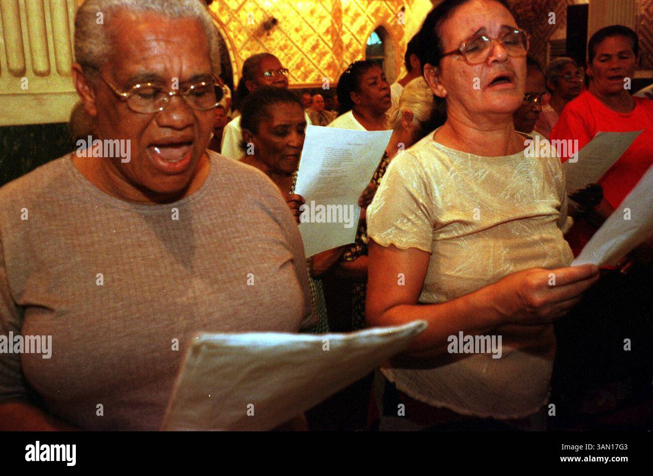 11. November 2002 - USA - KRT WORLD NEWS STORY SLUGGED: BRASILIEN-EVANGELICALS KRT FOTO VON ANDRE VIERIA/KRT (11. November) Anbeter bei Assemblies of God in Nova Iguacu City, Teil des Metropoliten Rio de Janeiro, das eine Vorherrschaft evangelikaler Christen hat, die bei den Wahlen am 6. Oktober starke Unterstützung für evangelikale Kandidaten gewährten. (KRT) NC KD BL 2002 (Horiz) (lde) (Kreditbild: © PHOTOGNOSOURCE/mct/ZUMAPRESS.com) Stockfoto