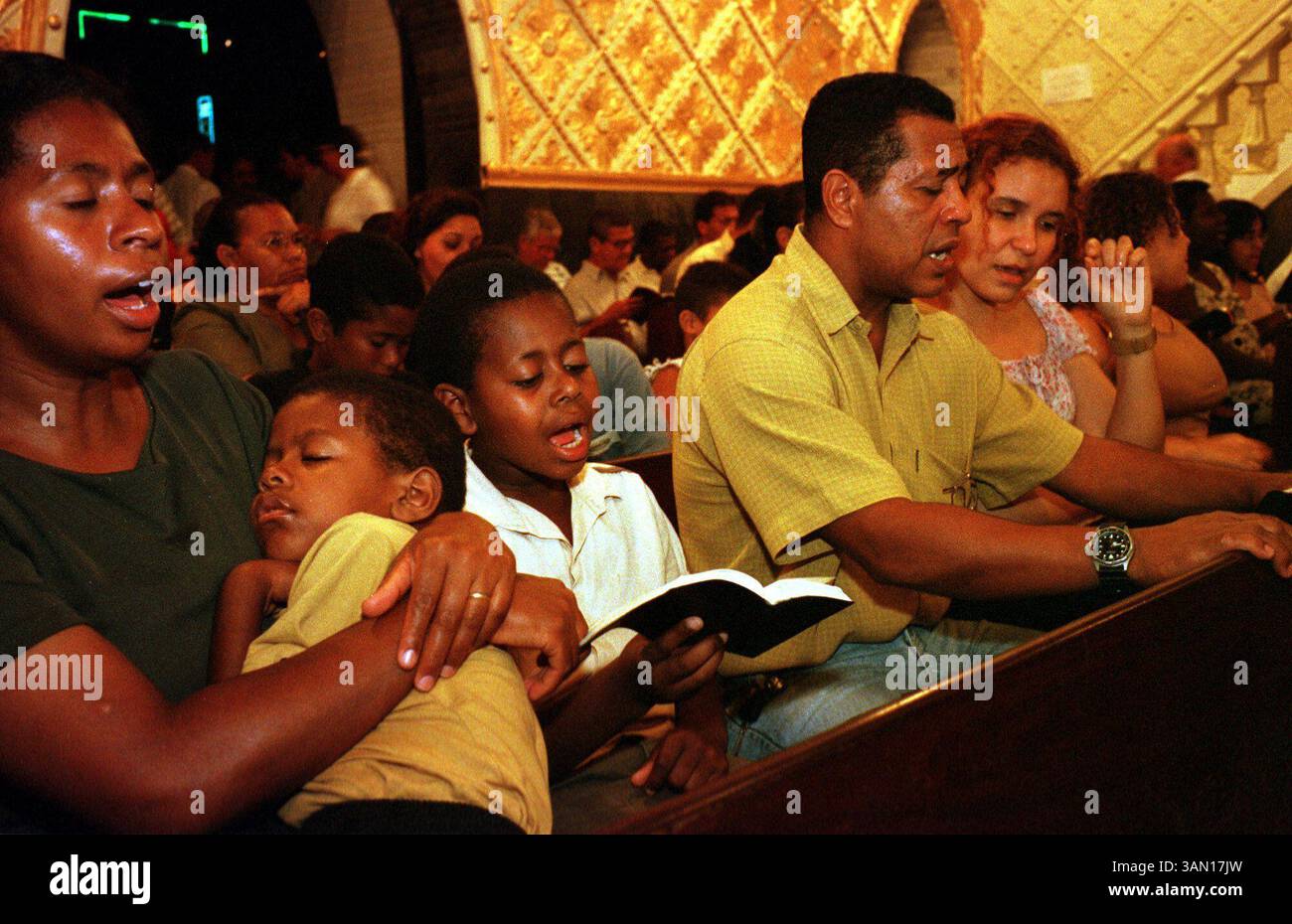 11. November 2002 - USA - KRT WORLD NEWS STORY SLUGGED: BRASILIEN-EVANGELICALS KRT FOTO VON ANDRE VIERIA/KRT (11. November) Anbeter bei der Versammlung Gottes in Nova Iguacu. Bei den nationalen Wahlen im Oktober nahmen evangelische Politiker etwa 10 Prozent des Kongresses ein und der evangelische Präsidentschaftskandidat Anthony Garotinho, der als Randkandidat abgeschrieben wurde, platzierte ein starkes Drittel und verpasste knapp die Stichwahl zwischen den beiden besten Wahlsiegern. (KRT) NC KD BL 2002 (Horiz) (lde) (Kreditbild: © PHOTOGNOSOURCE/mct/ZUMAPRESS.com) Stockfoto