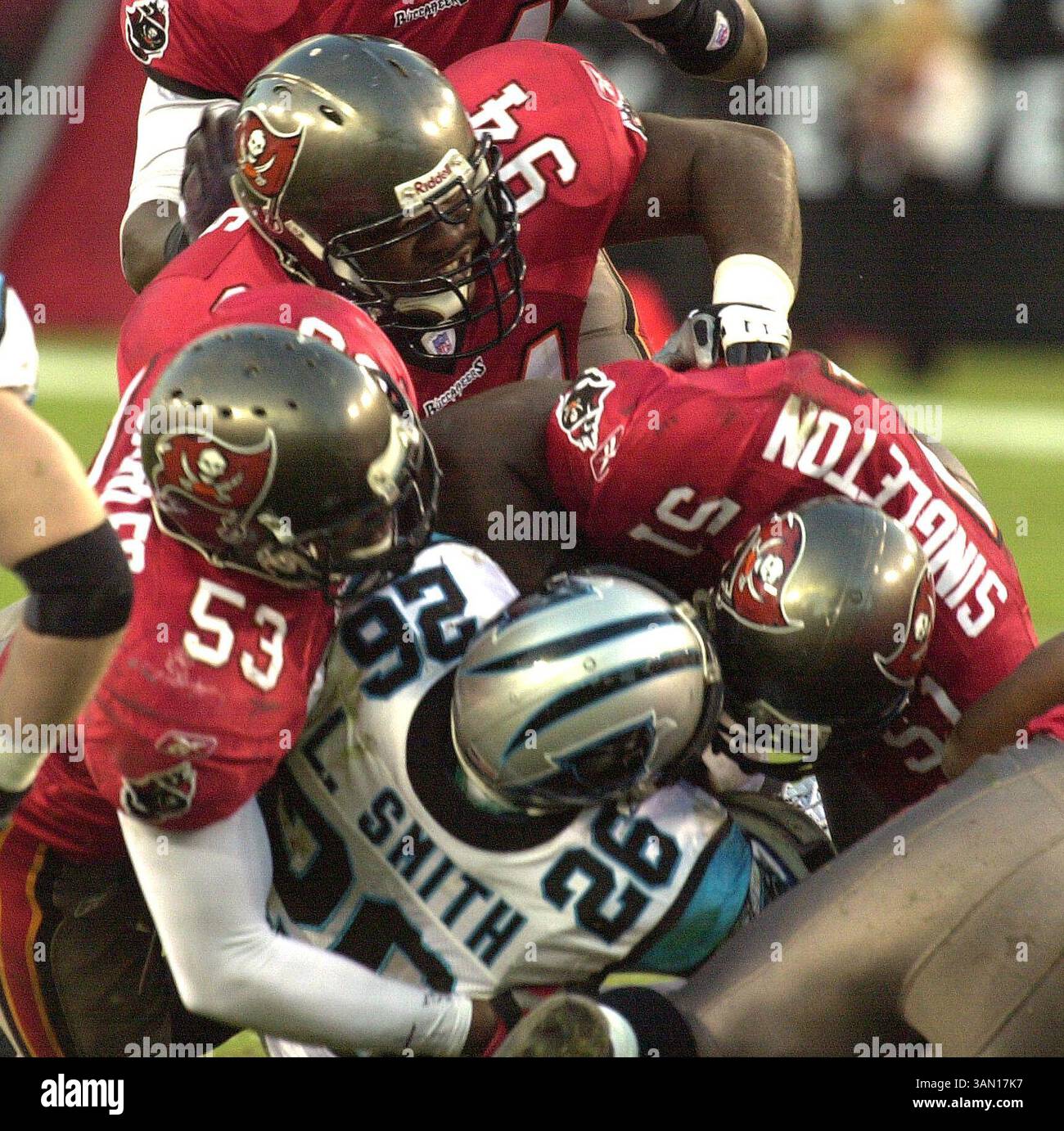 17. November 2002 - USA - KRT SPORTS STORY SLUGGED: PANTHERS-BUCCANEERS KRT FOTO VON JOHN RAOUX/ORLANDO SENTINEL (MIAMI OUT) (18. November) TAMPA, FL -- Carolina Lamar Smith (26) wird von Tampa Bay Shelton Quarles (53) Greg Spires (94) und Alshermond Singleton (54) Sonntag, 17. November 2002 angegriffen. (OR) NC KD BL 2002 (Vert) (gsb) (Kreditbild: © Orlando Sentinel/mct/ZUMAPRESS.com) Stockfoto