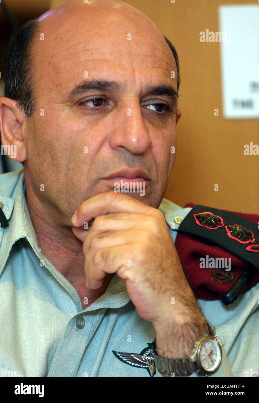 14. November 2002 - USA - KRT WORLD NEWS STORY SCHLEPPTE: ISRAEL-KALENDER KRT FOTO VON FLASH 90 (14. November) Generalleutnant Shaul Mofaz wurde kürzlich zum Verteidigungsminister im Kabinett von Premierminister Ariel Sharon ernannt. Er plant, als Kandidat in Sharons Likud-Partei für die Knesset, das israelische parlament, bei den Wahlen am 28. Januar zu kandidieren. (KRT) NC KD BL 2002 (Vert) (lde) (Bild: © Flash 90/mct/ZUMAPRESS.com) Stockfoto
