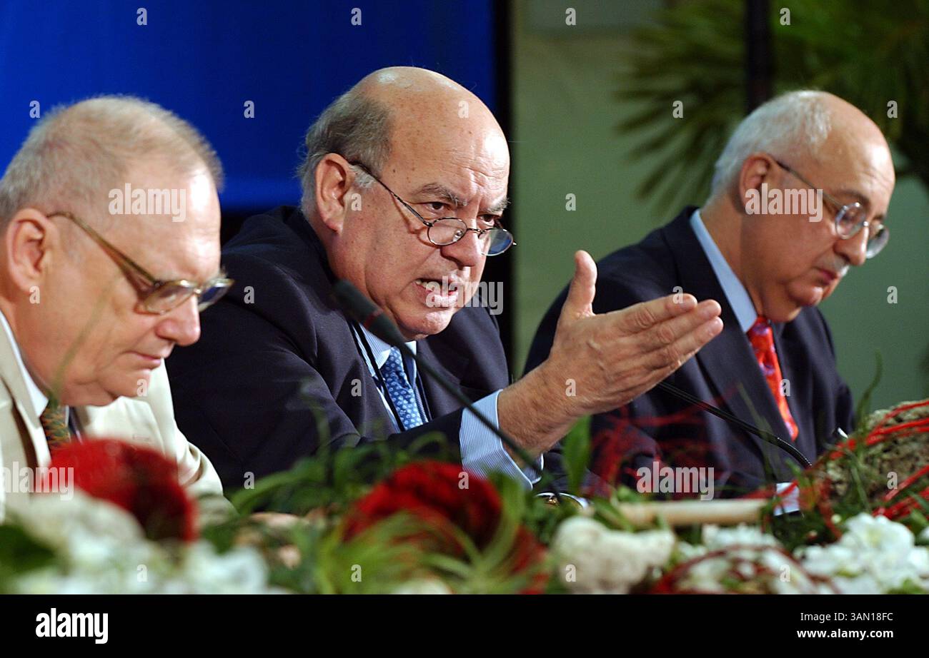 5. Juni 2005 - USA - KRT WORLD NEWS STORY SLUGGED: OAS KRT FOTO VON WALTER MICHOT/MIAMI HERALD (SOUTH FLORIDA SUN-SENTINEL UND ORLANDO SENTINEL OUT) (4. Juni) FORT LAUDERDALE, FL -- Luigi Einaudi (rechts), stellvertretender Generalsekretär der Organisation amerikanischer Staaten, Jose Miguel Insulza (Mitte), OAS Generalsekretär und US-Botschafter John Maisto nehmen am 4. Juni 2005 an einer Pressekonferenz im Broward County Convention Center in FORT LAUDERDALE, Florida Teil. (cdm) 2005 (Vielfalt) (Bild: © Walter Michot/mct/ZUMAPRESS.com) Stockfoto