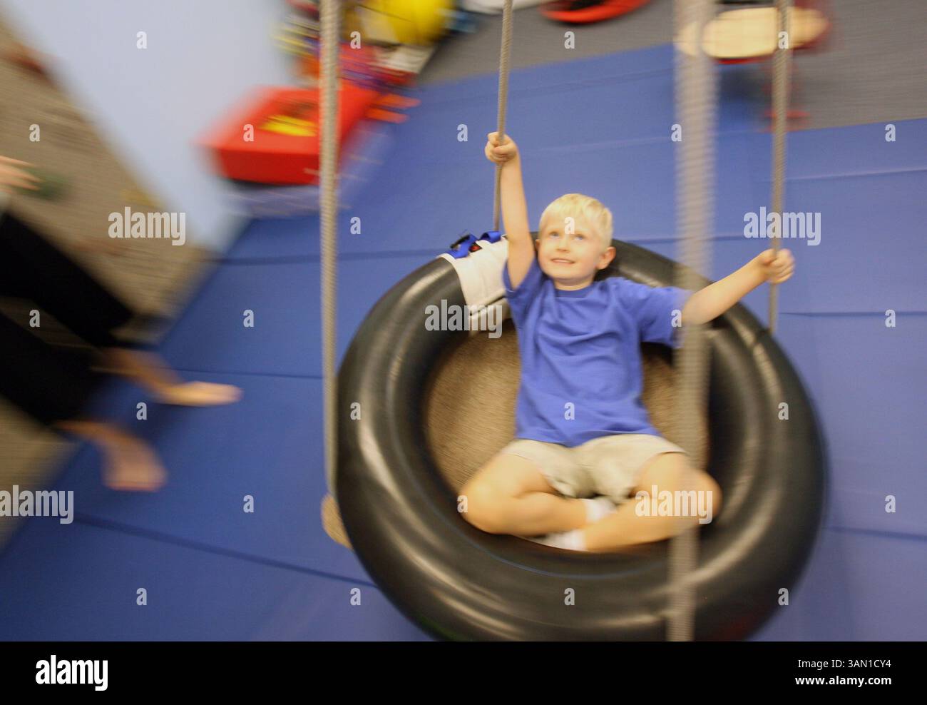 17. Oktober 2007: Jack Walter, 5., schwingt während einer Sinnesbehandlungstherapie bei Pediatric Potentials Rehab, Inc. In Longwood, Florida, 17. Oktober 2007. (Gary W. Green/Orlando Sentinel/MCT) (Bild: © Gary W. Green/MCT/ZUMAPRESS.com) Stockfoto