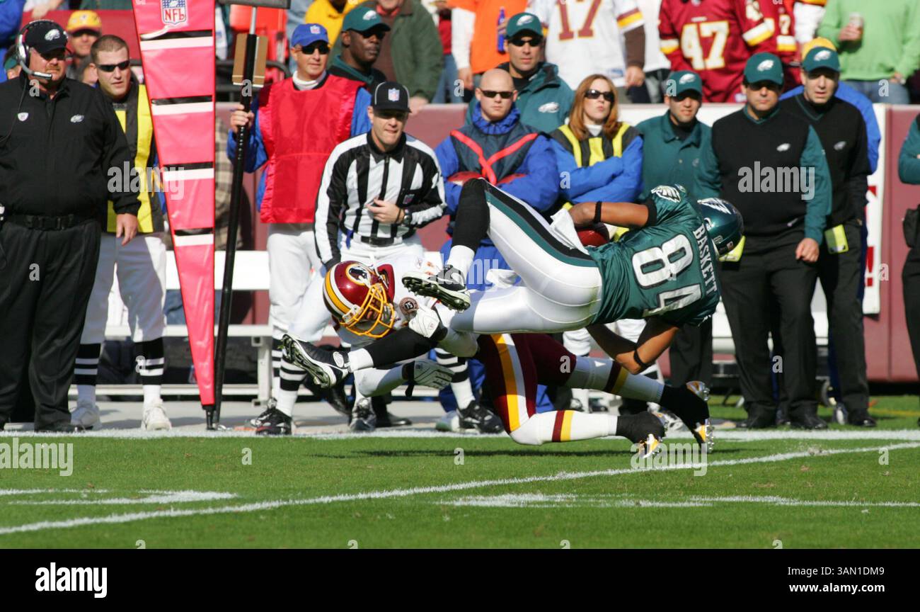11. November 2007: Der Wide Receiver der Philadelphia Eagles Hank Baskett wird im ersten Quartal von Redskins Cornerback Fred Smoot umgebracht, als die Philadelphia Eagles am Sonntag, den 11. November 2007, auf FedEx Field in Landover (Maryland) gegen die Washington Redskins kämpften. (Linda D. Epstein/MCT) (Kreditaufnahme: © Linda D. Epstein/MCT/ZUMAPRESS.com) Stockfoto