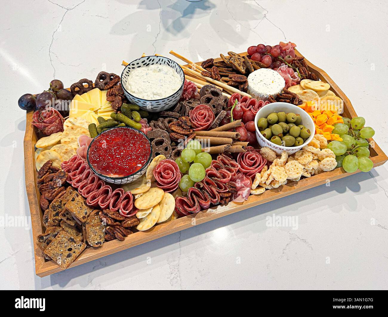 Diese lebendige Wurstplatte bietet eine Mischung aus herzhaften, süßen und knusprigen Köstlichkeiten – perfekt für Partys, Versammlungen oder einen gemütlichen Abend. - Smartphone-aufgenommenes Stockfoto