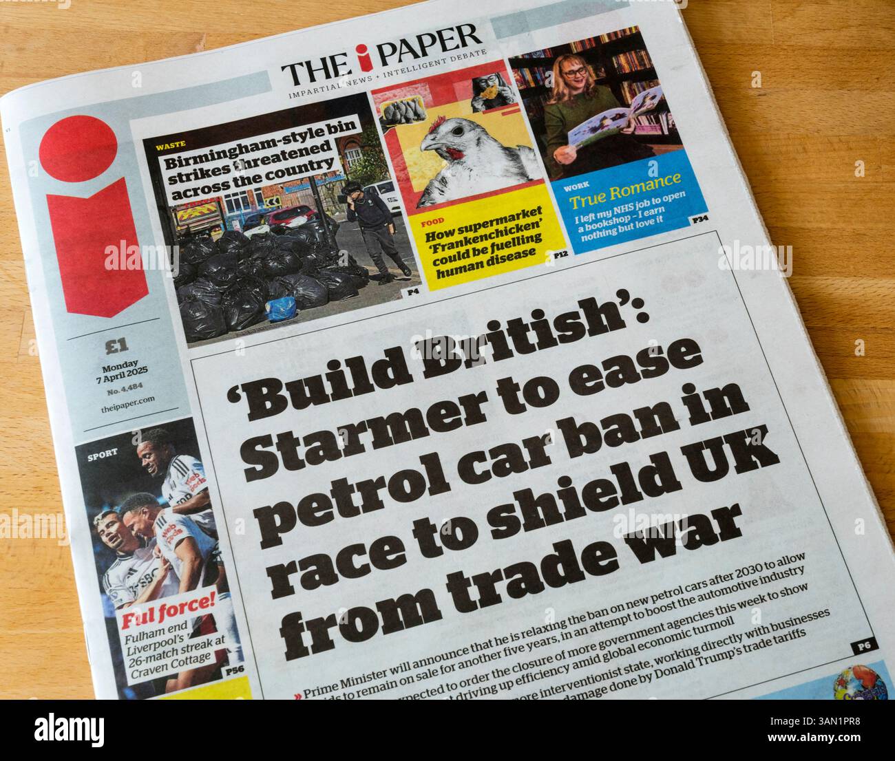 7. April 2025. Die Titelzeile des i-Papiers lautet: „Build British“: Starmer soll das Verbot von Benzinwagen lockern, um Großbritannien vor Handelskrieg zu schützen. Stockfoto