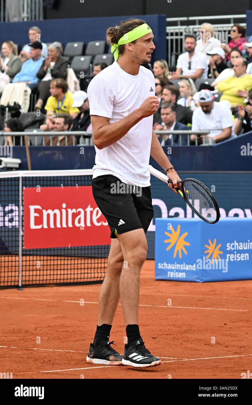 München, Deutschland. April 2025. München, Deutschland. April 2025. Tennis, ATP Tour - München, Singles, Herren, 1. Runde. Zverev (Deutschland) - Müller (Frankreich). Alexander Zverev reagiert. Credit: Magdalena Henkel/dpa/Alamy Live News Credit: dpa Picture Alliance/Alamy Live News Stockfoto
