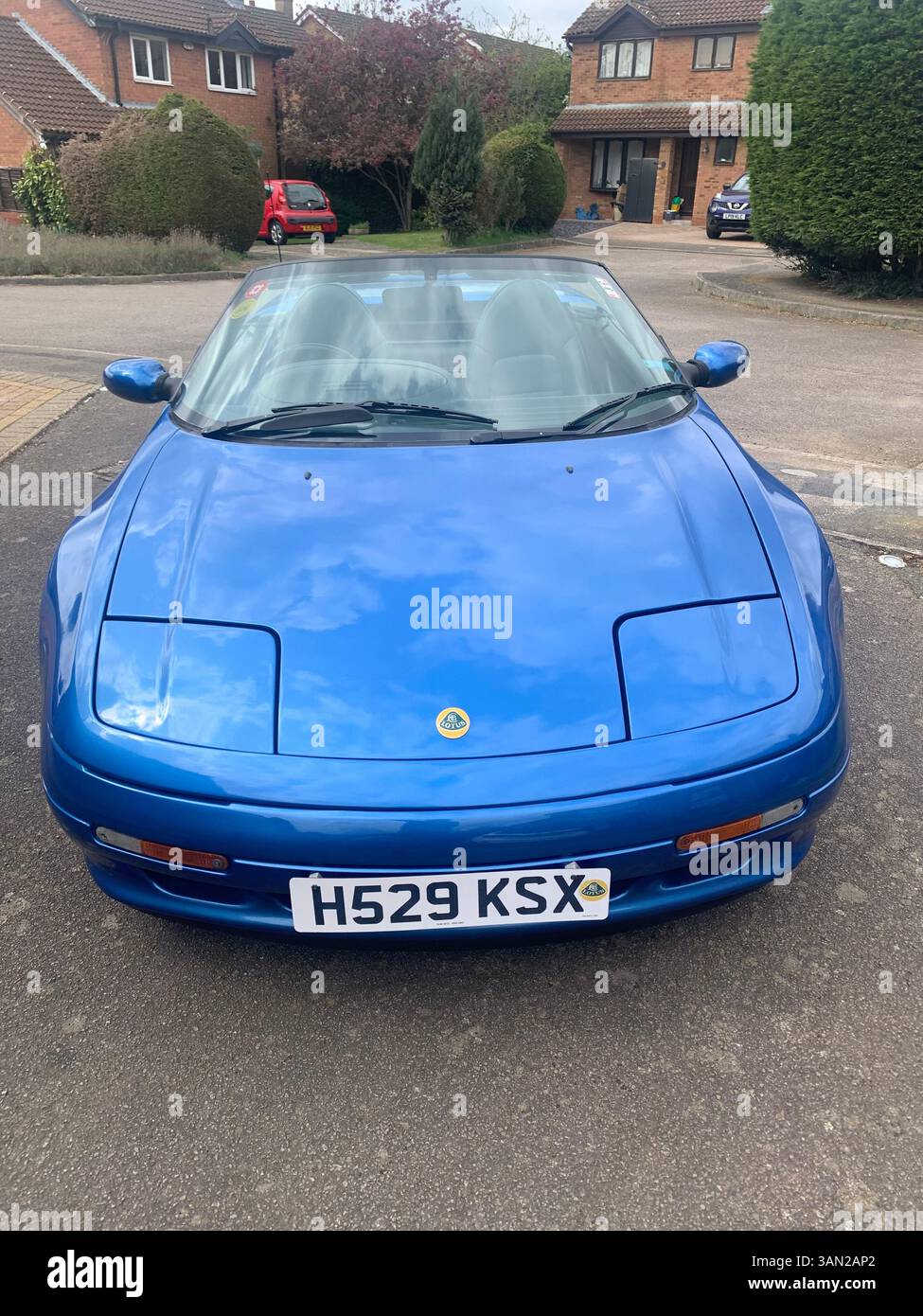 Lotus Sportwagen Elan M100 Turbo 1990 sportlich schnell historische Geschichte blau pazifische Farbe Softtop alter Oldtimer Britisch Englisch England elegantes Design UK - Smartphone-aufgenommenes Stockfoto