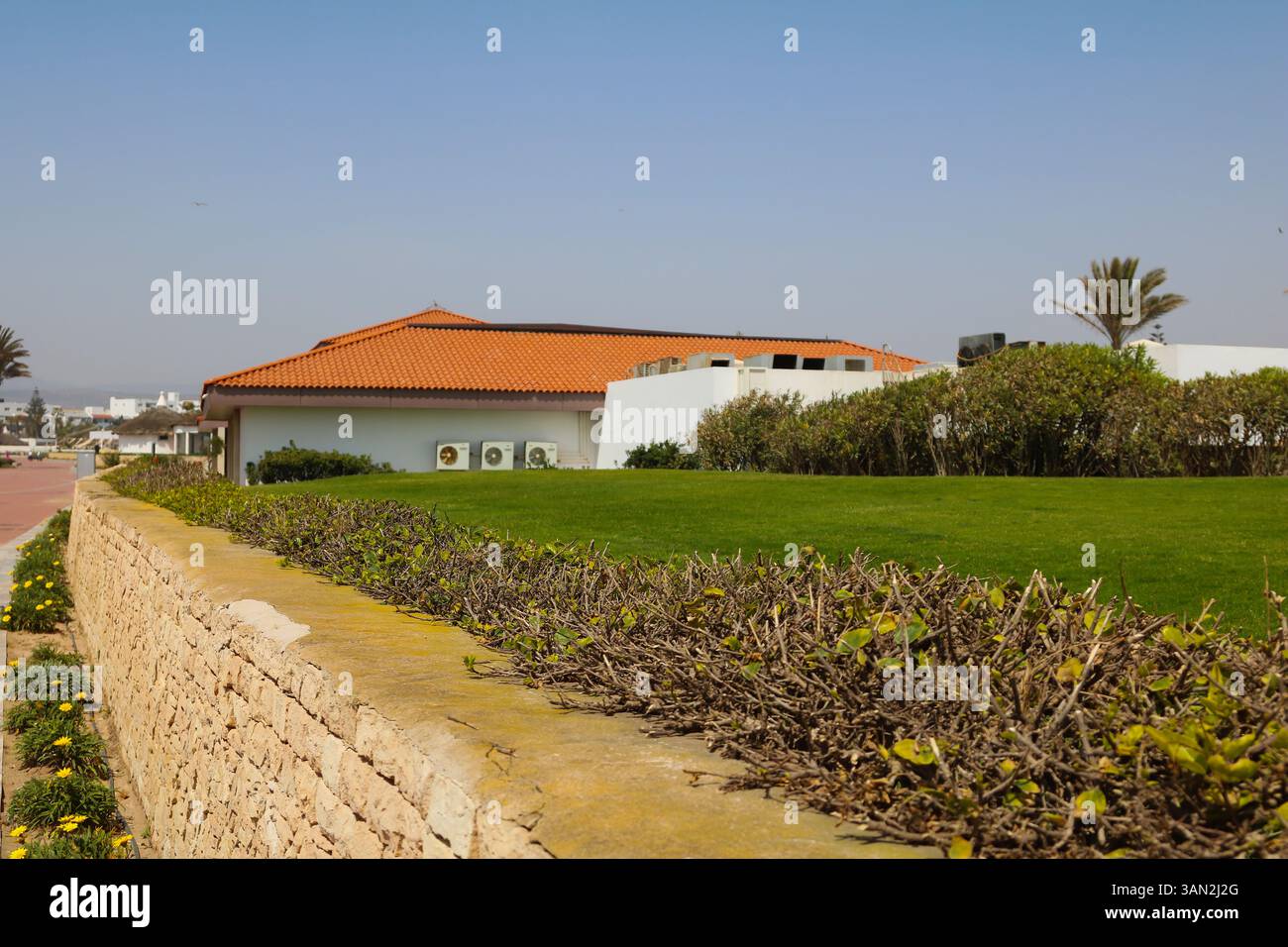 Traditionelle marokkanische Villa mit rotem Dach in der Nähe des Strandes von agadir in der Stadt agadir Stockfoto