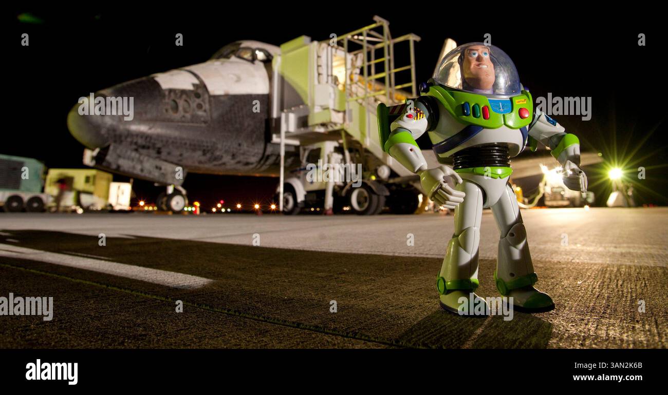 17. September 2009 - Edwards Air Force Base, Kalifornien, USA - NASA Handout Bilder 17. September 2009, Rückkehr an Bord des Space Shuttle Discovery war Disney Space Ranger Buzz Lightyear, nachdem er 15 Monate an Bord der International Space Station verbracht hatte. Seine Zeit auf dem Umlauflabor wird am 2. Oktober 2009 in einer Ticker-Tape-Parade zusammen mit seinen Kollegen der Raumstation und dem ehemaligen Apollo 11 Moonwalker Buzz Aldrin in der Walt Disney World in Florida gefeiert. Während seiner Zeit auf der Raumstation unterstützte Buzz das Bildungsprogramm der NASA – Wissenschaft, Technologie, Ingenieurwesen und Mathematik oder MINT Stockfoto