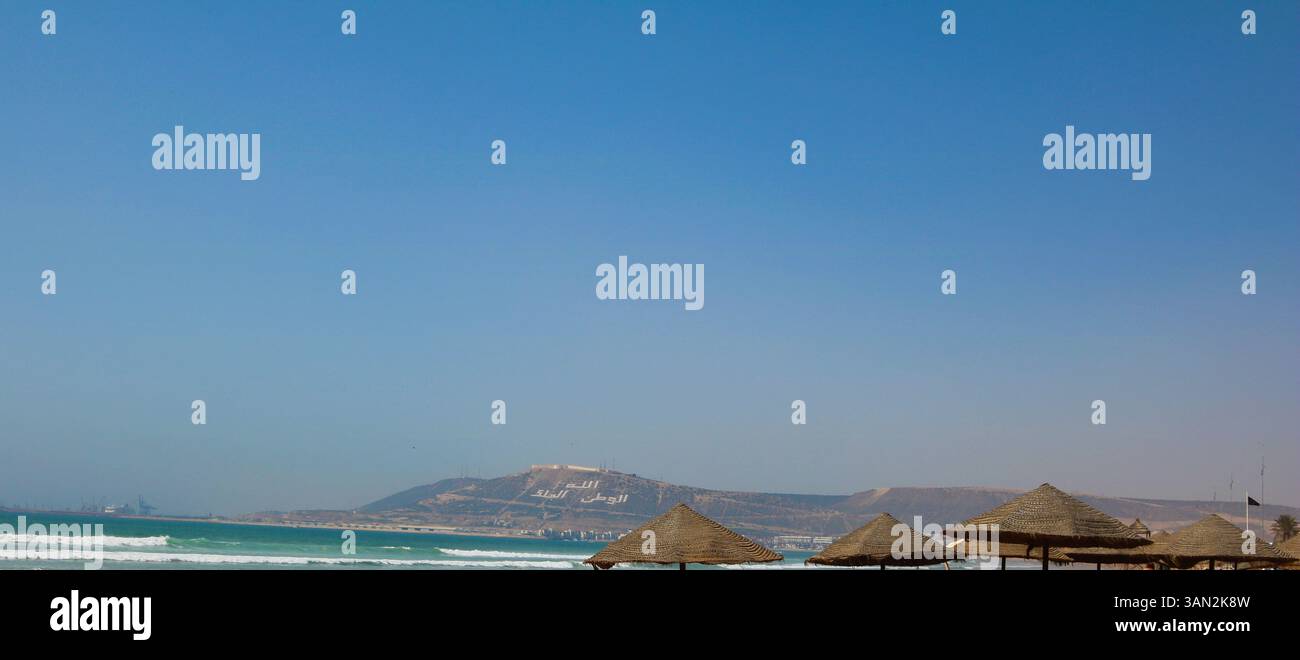 Panoramablick auf den Berg agadir und die Küste vom Strand agadir marokko Stockfoto
