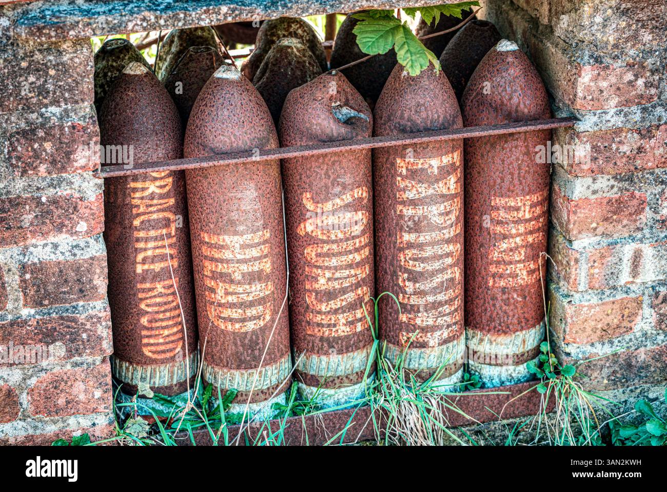 Alte Artilleriegeschosse in Tyneham Village, Dorset, Großbritannien, wurden 1943 evakuiert, um das Gebiet in einen Schießstand der Armee umzuwandeln. Stockfoto