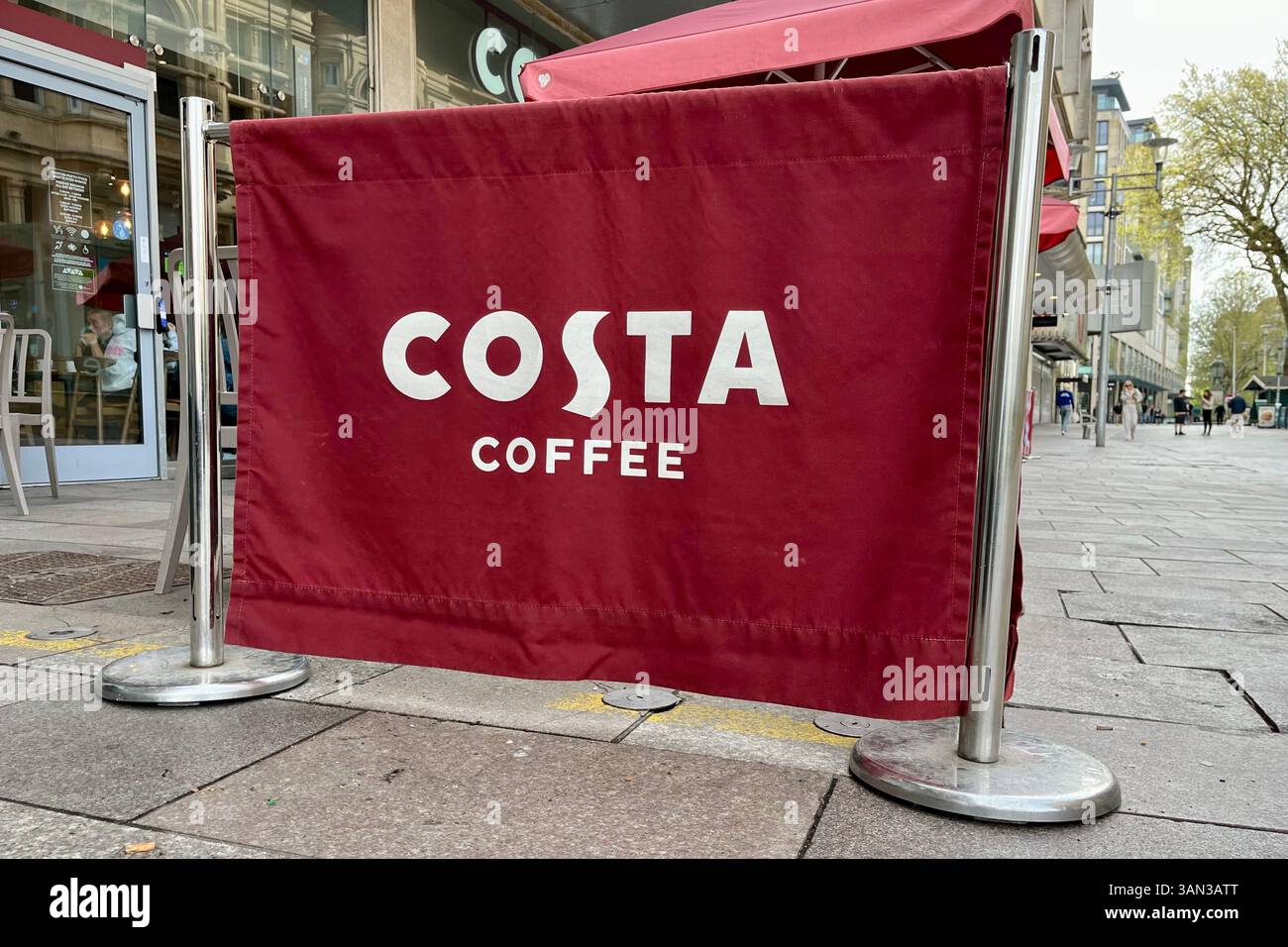 Costa Coffee Café Barrier vor dem St Davids Centre Store. Cardiff, Wales, Vereinigtes Königreich. April 2025. - Smartphone-aufgenommenes Stockfoto
