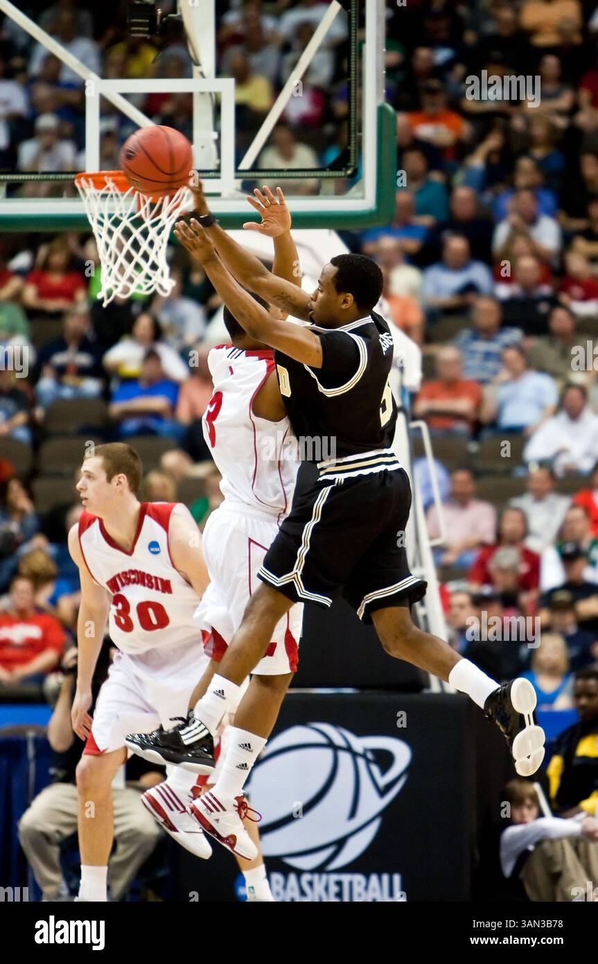 März 2010: Wofford Stürmer Jamar Diggs (5) geht in der ersten Runde der NCAA East Regional Action zwischen den Wisconsin Badgers (Big Ten) und den Wofford Terriers (Southern Conference) der Jacksonville Veterans Memorial Arena in Jacksonville, Florida, um einen Korb über den Wofford-Wächter Trevon Hughes (3) zu holen. Wisconsin besiegte Wofford 53–49. (Bild: © Gray Quetti/Cal Sport Media/ZUMApress.com) Stockfoto