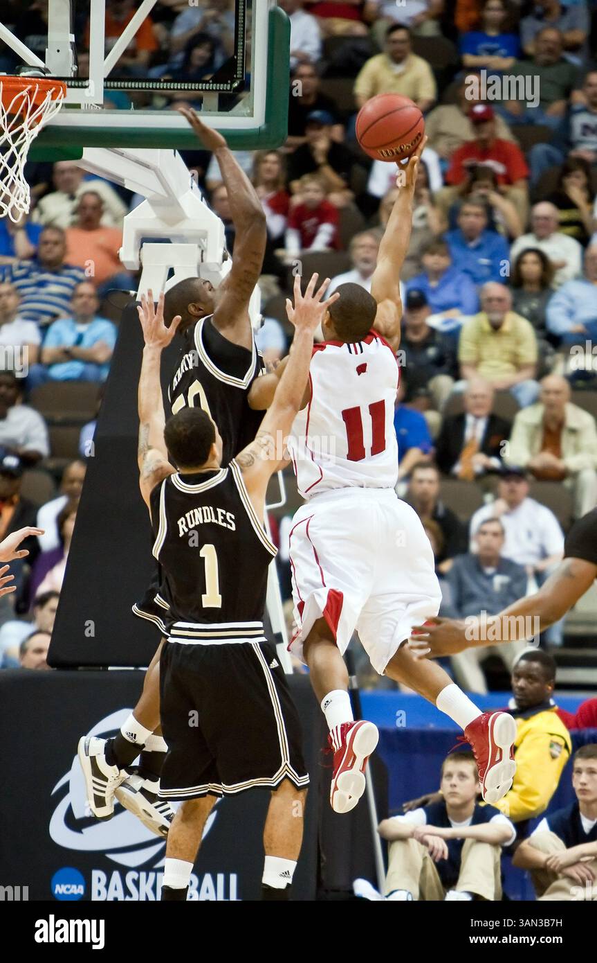 März 2010: der Wofford Forward Terry Martin () wird in der ersten Runde der NCAA East Regional Action zwischen den Wisconsin Badgers (Big Ten) und den Wofford Terriers (Southern Conference) in Jacksonville Veterans Memorial Arena in Jacksonville, Florida, um einen Korb über Wofford Forward Terry Martin (50) zu holen. Wisconsin besiegte Wofford 53–49. (Bild: © Gray Quetti/Cal Sport Media/ZUMApress.com) Stockfoto