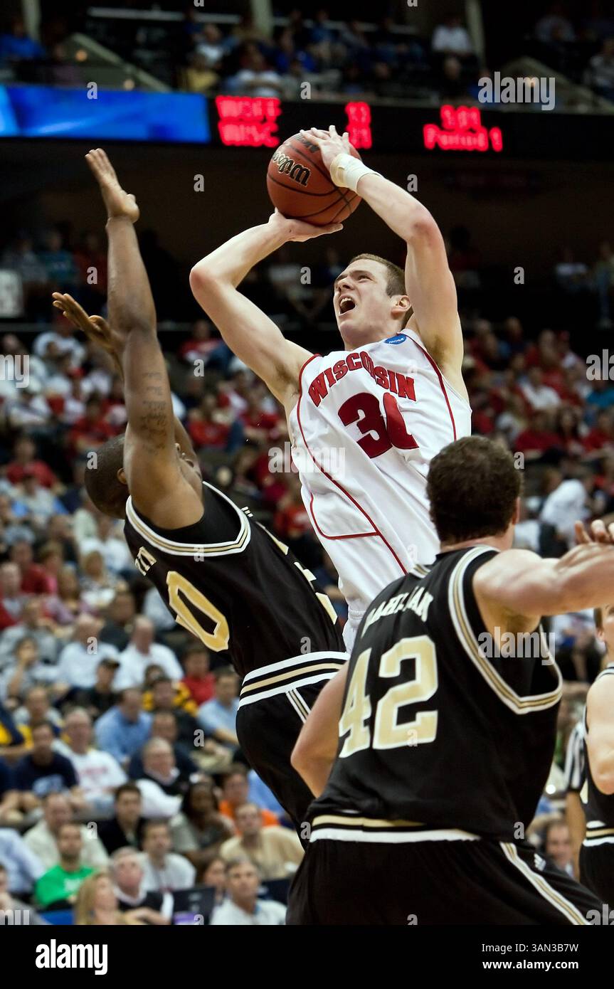 März 2010: Mike Bruesewitz (31) holt sich einen Korb über Wofford Forward Terry Martin (50) in der ersten Runde der NCAA East Regional Action zwischen den No. 4 Wisconsin Badgers (Big Ten) und den No. 13 Wofford Terriers (Southern Conference) in der Jacksonville Veterans Memorial Arena in Jacksonville, Florida. Wisconsin besiegte Wofford 53–49. (Bild: © Gray Quetti/Cal Sport Media/ZUMApress.com) Stockfoto