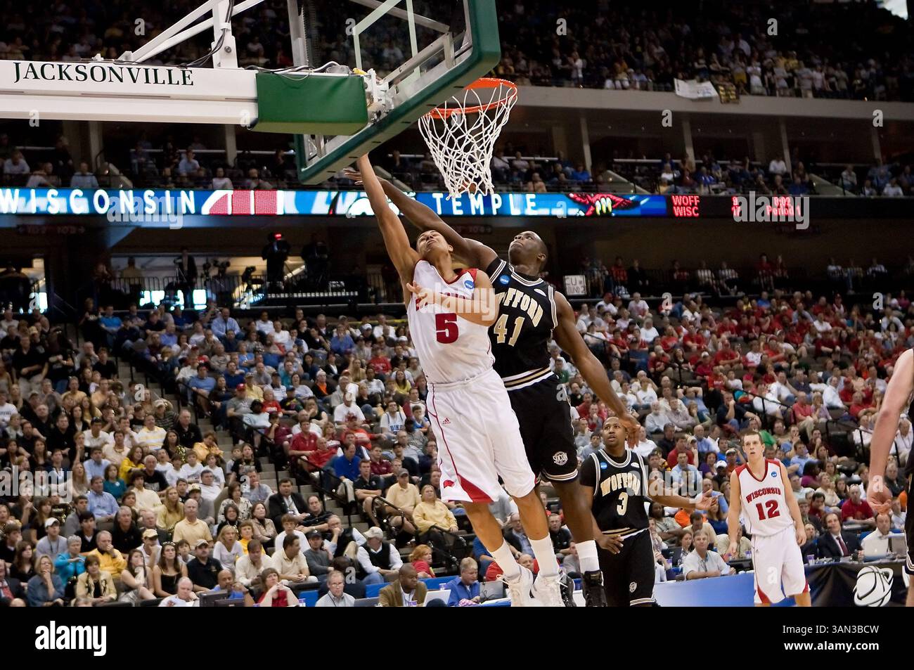 März 2010: Ryan Evans (5) wird von Wofford Forward Tim Johnson (41) in der ersten Runde der NCAA East Regional Action zwischen den Wisconsin Badgers (Big Ten) und den Wofford Terriers (Southern Conference) in Jacksonville Veterans Memorial Arena in Jacksonville, Florida, bewacht. Wisconsin besiegte Wofford 53–49. (Bild: © Gray Quetti/Cal Sport Media/ZUMApress.com) Stockfoto