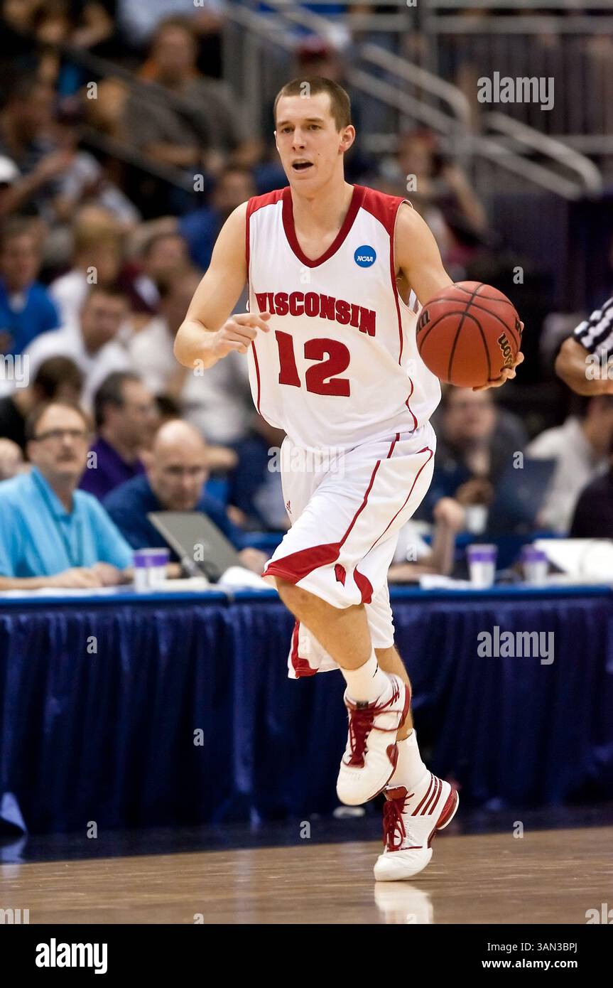 März 2010: der Wofford Terriers (Southern Conference) in Jacksonville Veterans Memorial Arena in Jacksonville, Florida, wurde in der ersten Runde der NCAA East Regional Action zwischen den Wisconsin Badgers (Big Ten) und den Wofford Terriers (Southern Conference) von Wisconsin beobachtet. Wisconsin besiegte Wofford 53–49. (Bild: © Gray Quetti/Cal Sport Media/ZUMApress.com) Stockfoto