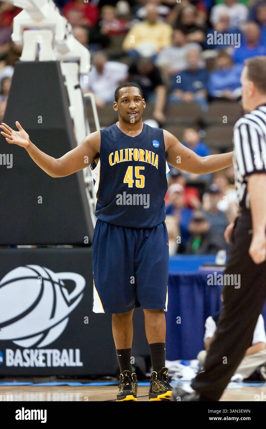 März 2010: das kalifornische Zentrum Markhuri Sanders-Frison befragt den Schiedsrichter über ein Foul in der zweiten Runde der NCAA Division 1 South Regional Action zwischen den No. 1 Duke Blue Devils (ACC) und No. 8 California Bears (Pac 10) in der Jacksonville Veterans Memorial Arena in Jacksonville, Florida. Duke besiegte Kalifornien 68-53, um in das Achtelfinale vorzudringen. (Foto: © Gray Quetti/Cal Sport Media/ZUMApress.com) Stockfoto März 2010: das kalifornische Zentrum Markhuri Sanders-Frison befragt den Schiedsrichter über ein Foul in der zweiten Runde der NCAA Division 1 South Regional Action zwischen den No. 1 Duke Blue Devils (ACC) und No. 8 California Bears (Pac 10) in der Jacksonville Veterans Memorial Arena in Jacksonville, Florida. Duke besiegte Kalifornien 68-53, um in das Achtelfinale vorzudringen. (Foto: © Gray Quetti/Cal Sport Media/ZUMApress.com) Stockfoto