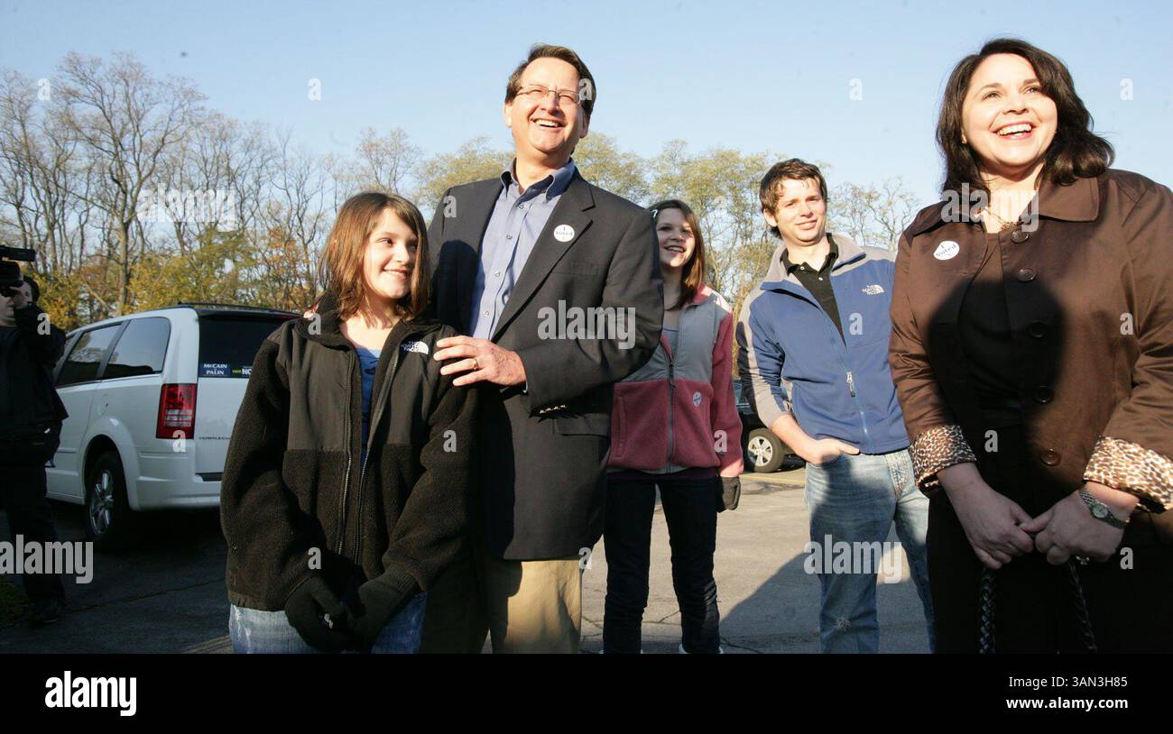 Der neunte Kongresskandidat Gary Peters spricht mit den Medien, nachdem er und seine Frau in PCT die Stimmen abgegeben haben. 26 in der International Academy in Bloomfield Township am Dienstag, 4. November 20078. Familie Peters, von links, Alana (CQpb), 11, Gary Peters, Madeleine (CQpb), 13, Gary, 22, und Colleen Peters (CQpb)..PATRICIA BECK/Detroit Free Press (Foto: © Detroit Free Press/ZUMA Press) Stockfoto
