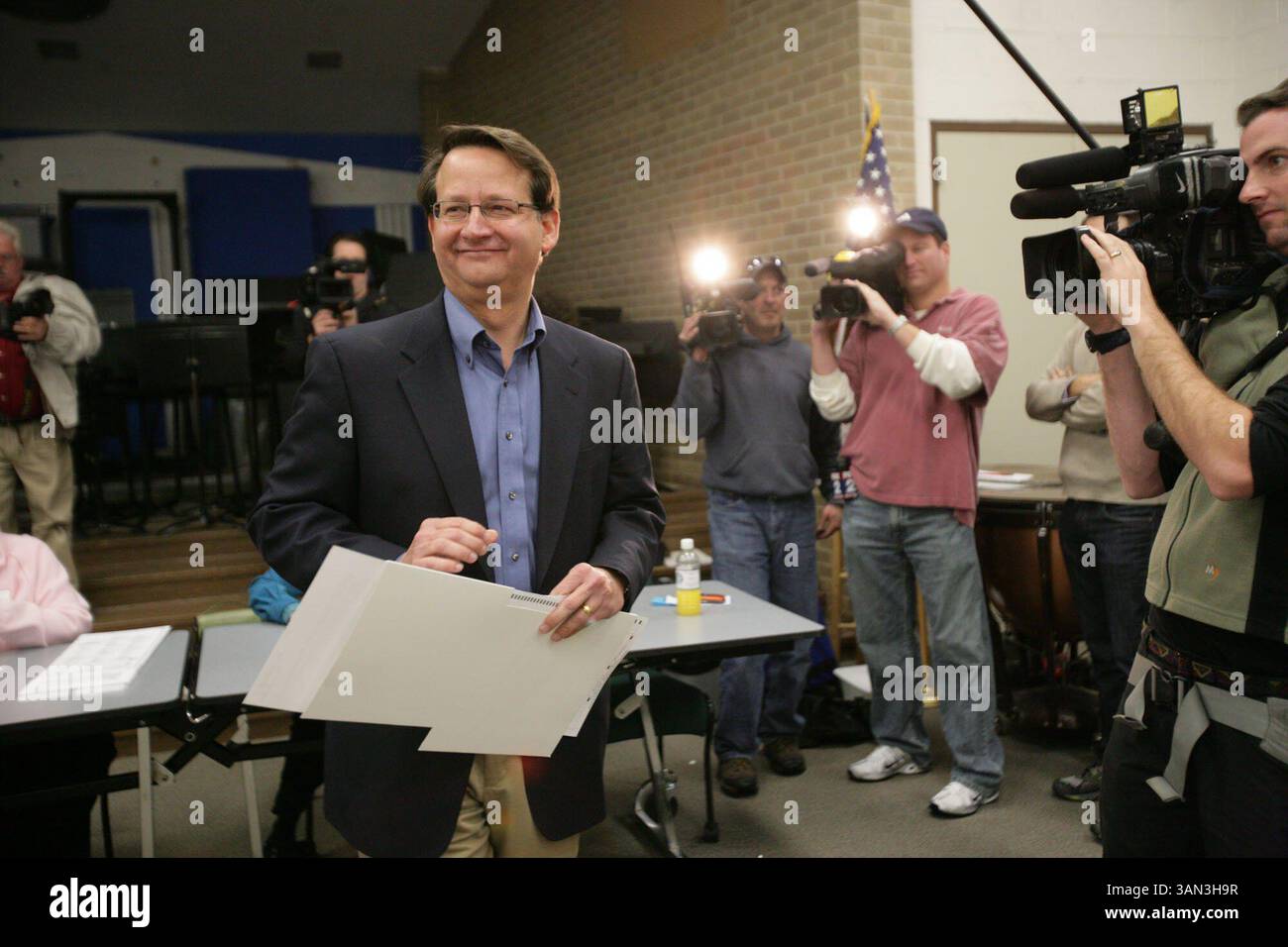 Der neunte Kongresskandidat Gary Peters wartet auf die Stimmabgabe in PCT. 26 in der International Academy in Bloomfield Township am Dienstag, 4. November 20078. PATRICIA BECK/Detroit Free Press (Foto: © Detroit Free Press/ZUMA Press) Stockfoto