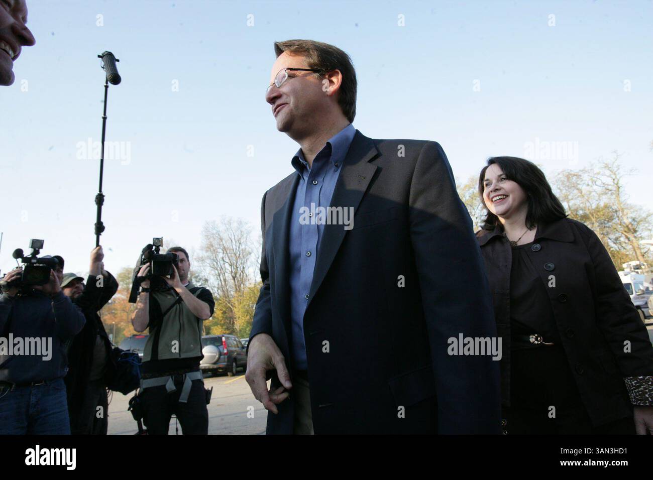 Der Kandidat des neunten Kongresses Gary Peters spricht mit Unterstützern außerhalb von Pct. 26 vor der Abstimmung an der International Academy in Bloomfield Township am Dienstag, 4. November 20078. Seine Frau Colleen Peters ist rechts. PATRICIA BECK/Detroit Free Press (Foto: © Detroit Free Press/ZUMA Press) Stockfoto