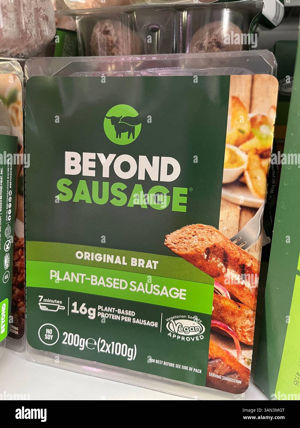 Packung mit pflanzlichen veganen Würsten im Tiefkühlbereich des Lebensmittelgeschäfts, die eine praktische, fleischfreie Mahlzeit für vegane Diäten bieten Stockfoto