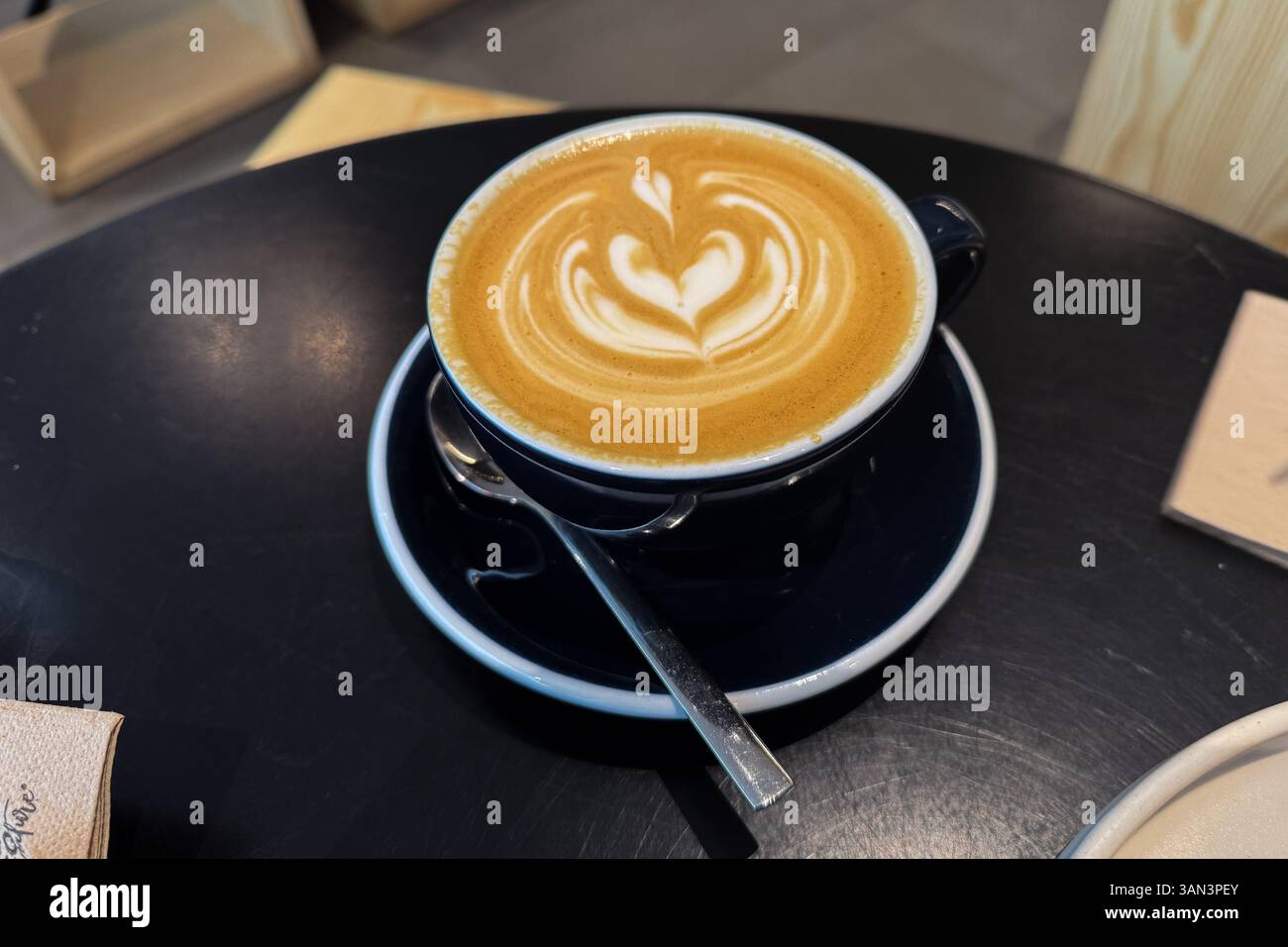 Herzförmige Oberfläche bei Kaffeetasse Stockfoto