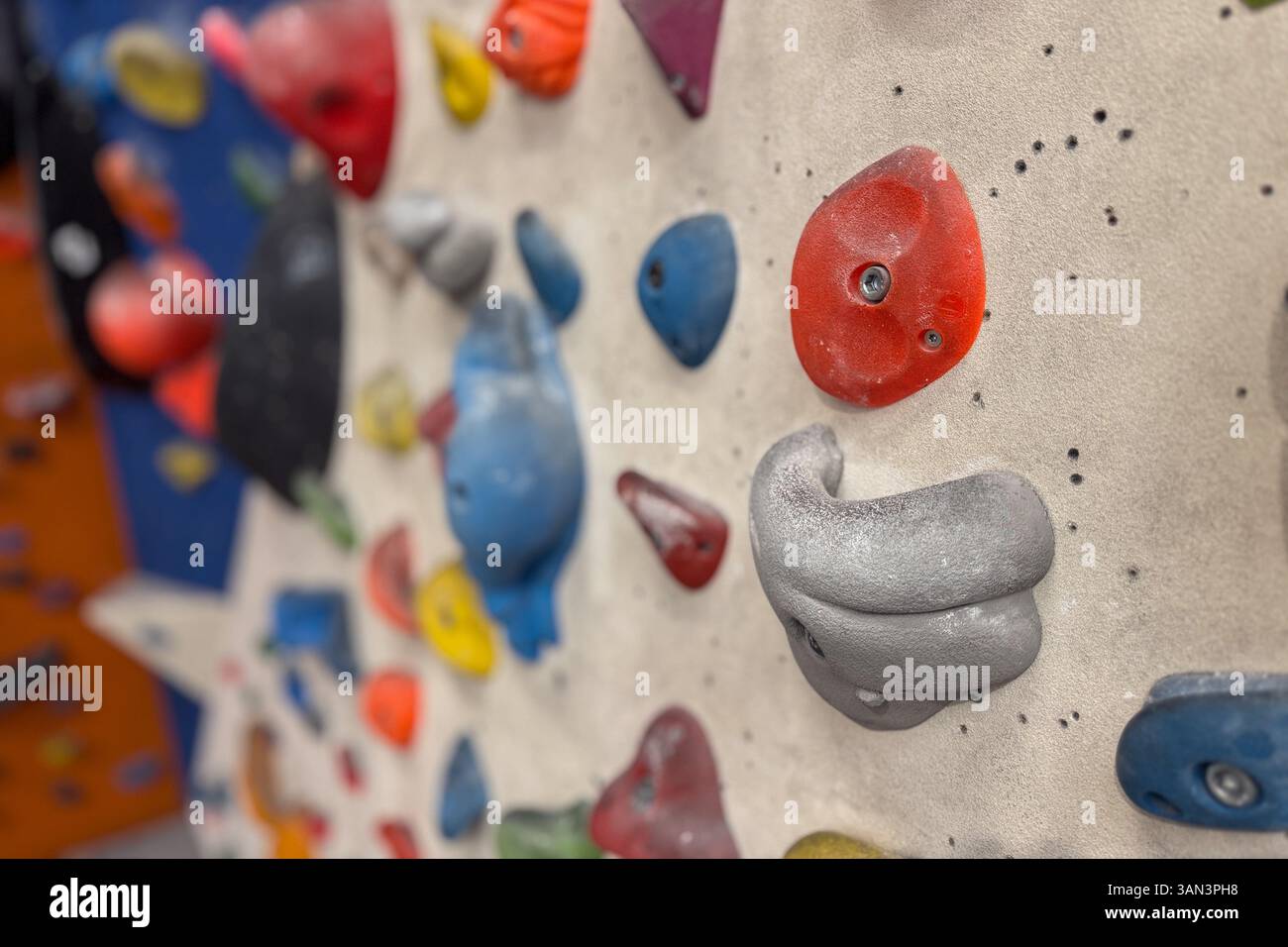 Nahaufnahme der Laderäume einer Kletterwand Stockfoto
