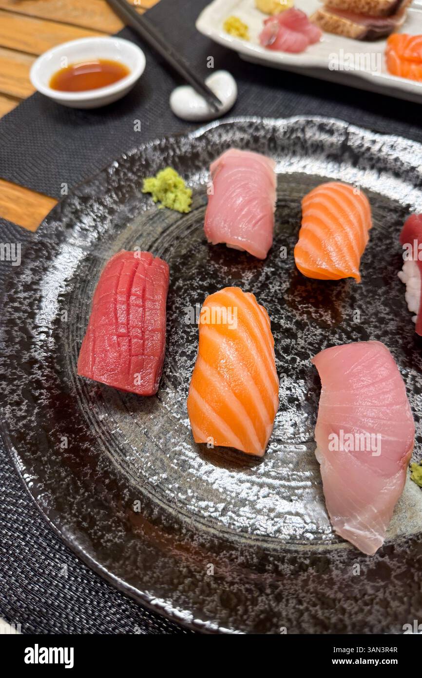 Verschiedene Nigiri auf dem japanischen Restauranttisch Stockfoto