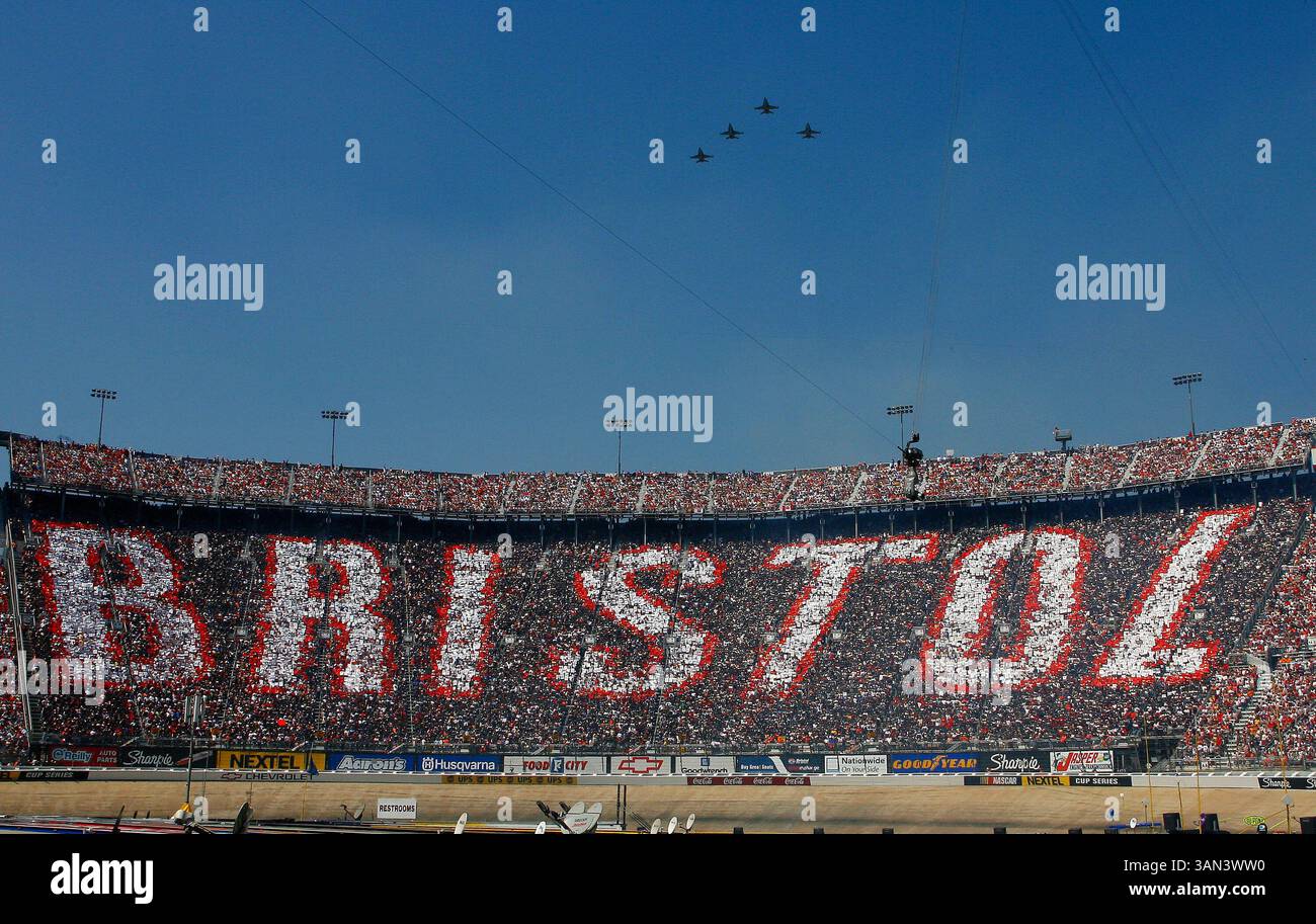 Der Überflug während der Zeremonien vor dem Rennen für die Food City 500. (Bild: © PHOTOGRAPHER/Cal Sport Media) Stockfoto
