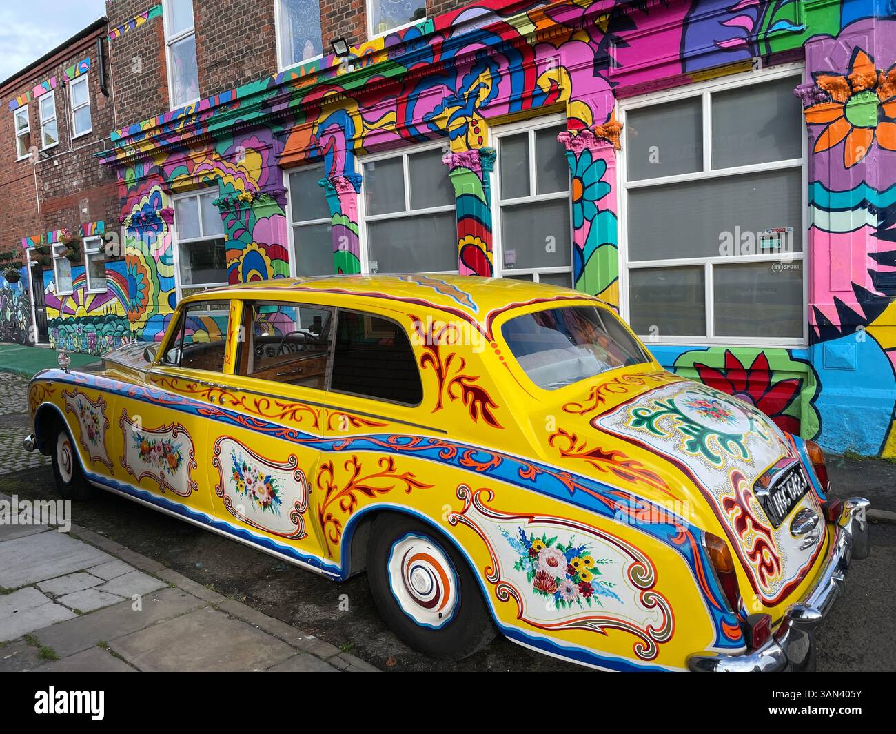 'The Beatles' John Lennon maßgeschneiderte Replik gelbe psychedelische Rolls Royce Saloon Car, Liverpool, eng Stockfoto