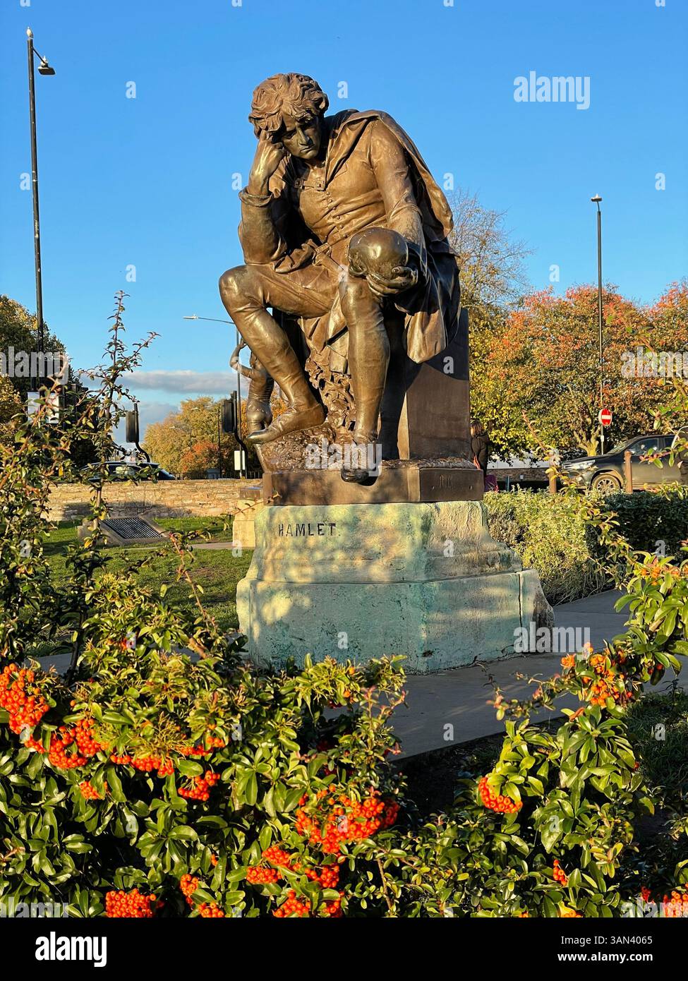 Hamlet Statue, Gower Memorial, Bancroft Gardens, Stratford-upon-Avon, Warwickshire, - Smartphone-aufgenommenes Stockfoto