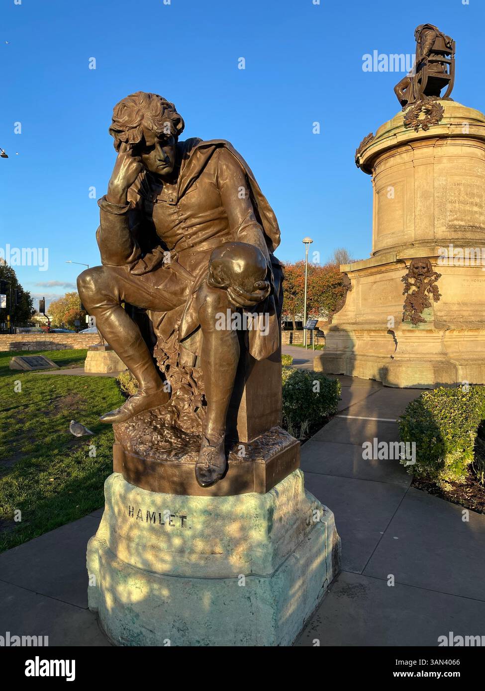 Hamlet Statue, Gower Memorial, Bancroft Gardens, Stratford-upon-Avon, Warwickshire, - Smartphone-aufgenommenes Stockfoto