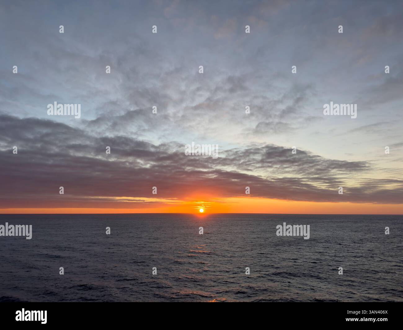 Sonnenuntergang über dem Meer mit dem Horizont in der Karibik - Smartphone-aufgenommenes Stockfoto
