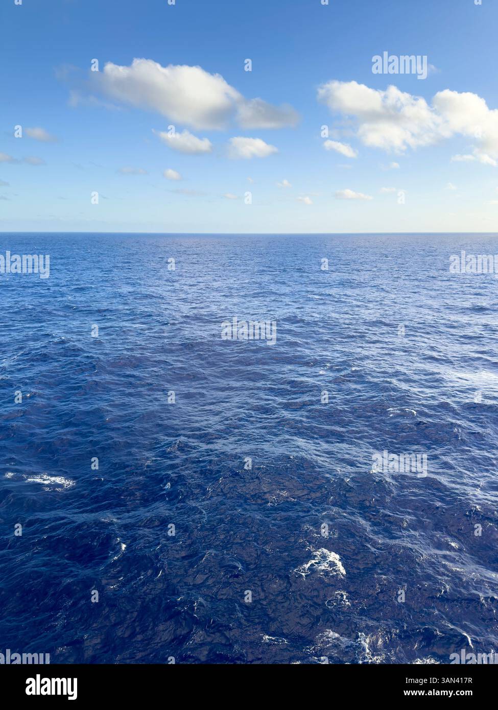 Klares blaues Meer und Himmel mit Horizont, Atlantik Stockfoto