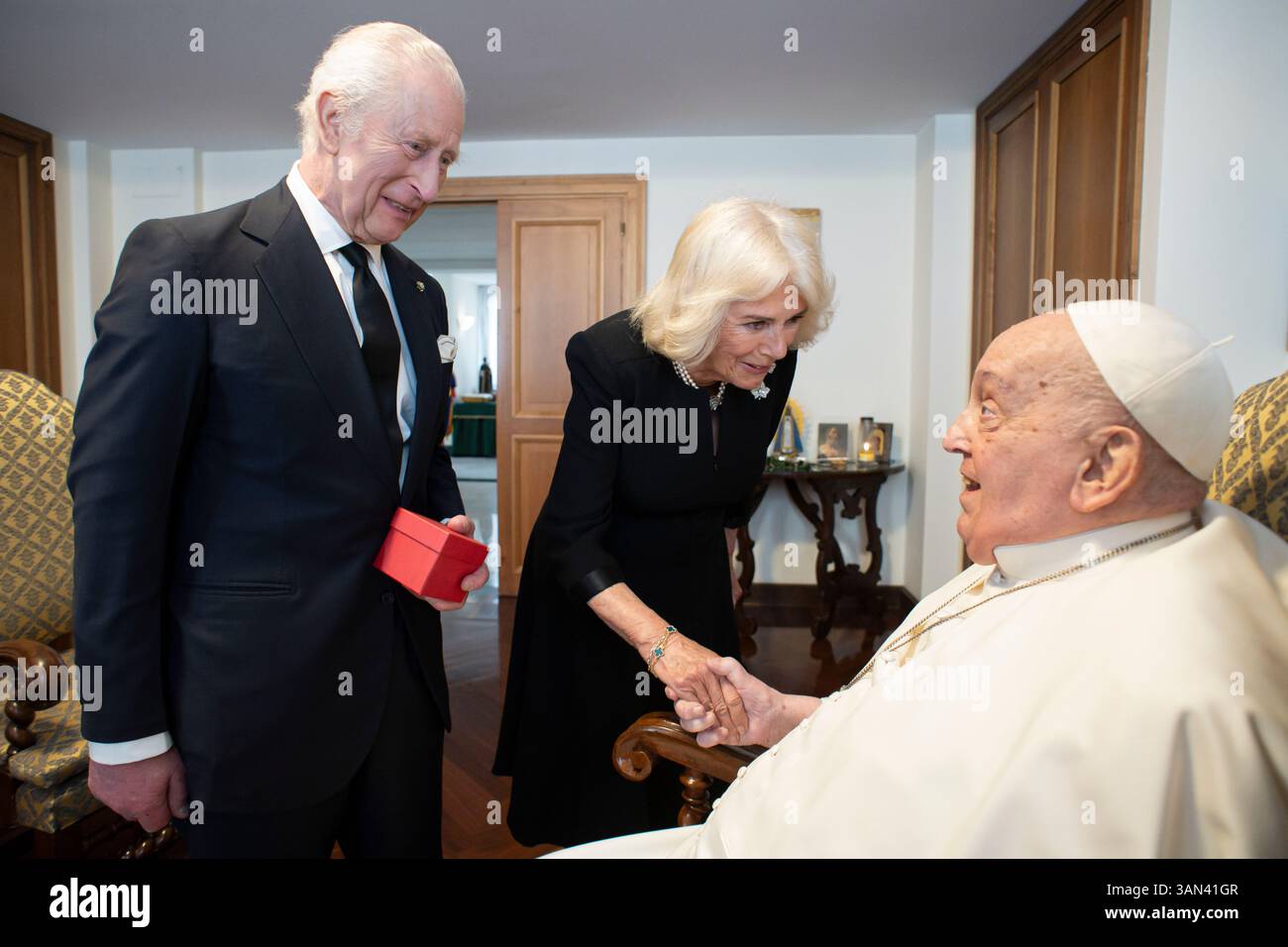 Vatikanstadt, Heiliger Stuhl. April 2025. PAPST FRANZISKUS hält am 9. April 2025 eine Privataudienz mit dem britischen KÖNIG KARL III. Und DER KÖNIGIN CAMILLA in der Casa Santa Marta im Vatikan ab und drückt ihm seine besten Wünsche für ihren 20. Hochzeitstag aus. Das Treffen fand in der Casa Santa Marta des Vatikans statt, wo sich der Papst seit über zwei Wochen nach seiner Entlassung aus dem Gemelli-Krankenhaus erholt hat und wo er kürzlich verschiedene Treffen wieder aufgenommen hat. (Kreditbild: © Vatican Media/ZUMA Press Wire) NUR REDAKTIONELLE VERWENDUNG! Nicht für kommerzielle ZWECKE! Stockfoto