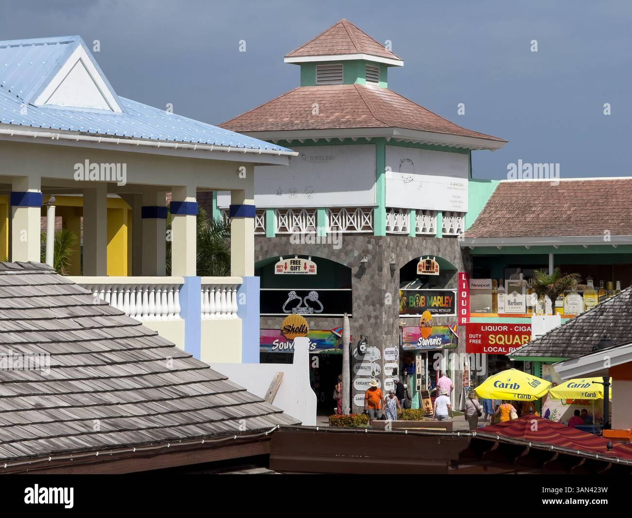 Geschäfte und Restaurants des Kreuzfahrtschiffterminals, St. Kitts, Karibik Stockfoto