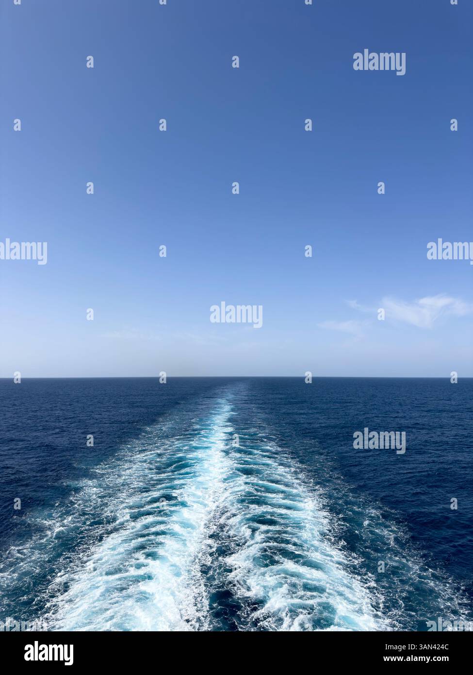 Stern erwachen von einem Kreuzfahrtschiff im Atlantik - Smartphone-aufgenommenes Stockfoto