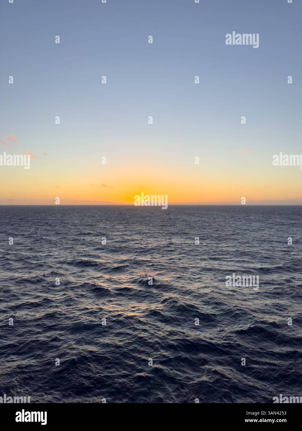 Sonnenuntergang über dem Meer mit dem Horizont in der Karibik - Smartphone-aufgenommenes Stockfoto