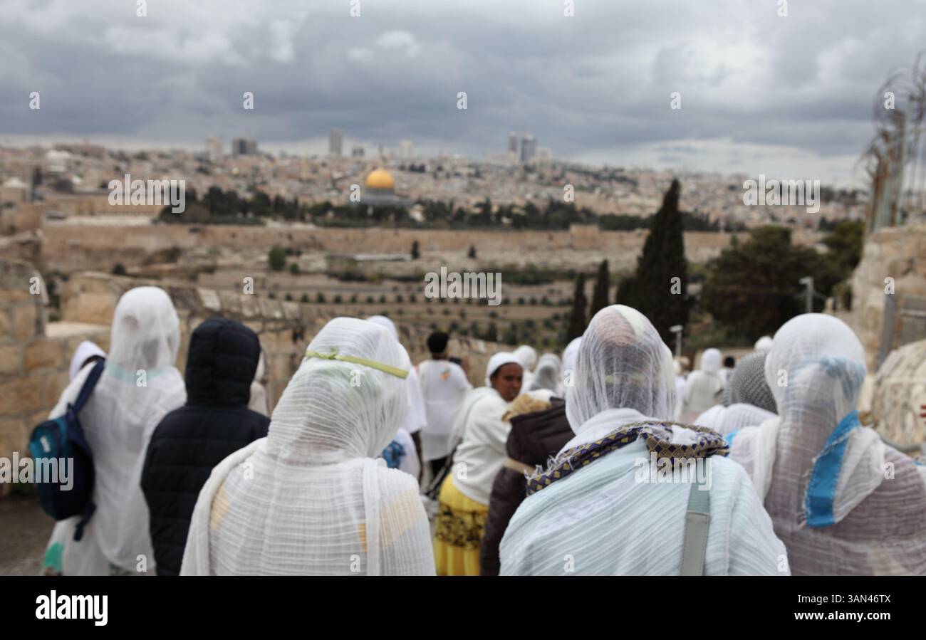 Palmensonntagsprozession, äthiopische christliche Pilger gehen vom Mt. Oliven zum Gedenken an Christi Ritt nach Jerusalem, den Felsendom im Rücken. Stockfoto