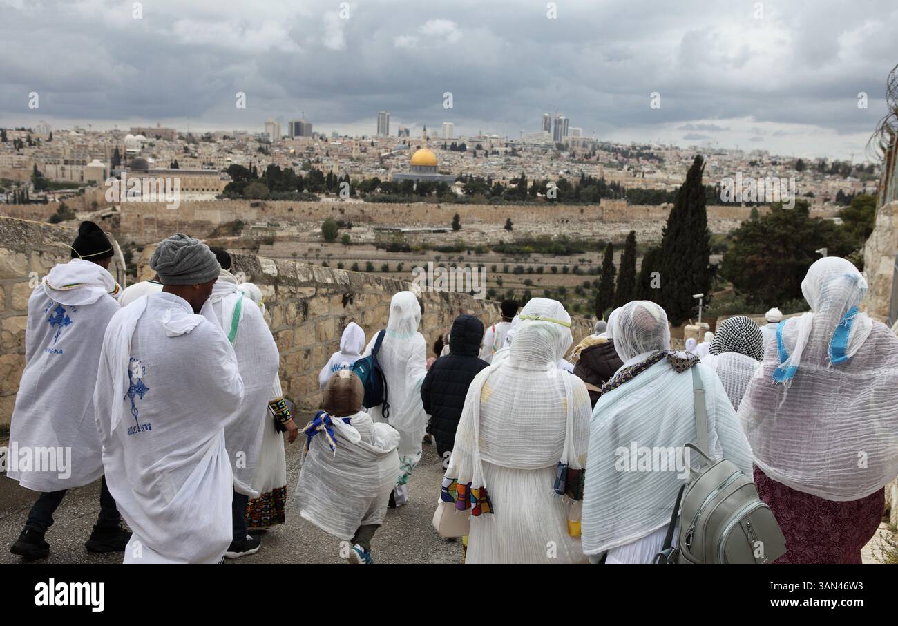 Palmensonntagsprozession, äthiopische christliche Pilger gehen vom Mt. Oliven zum Gedenken an Christi Ritt nach Jerusalem, den Felsendom im Rücken. Stockfoto