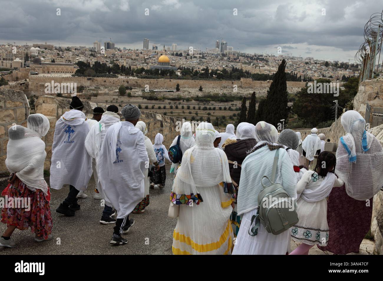 Palmensonntagsprozession, äthiopische christliche Pilger gehen vom Mt. Oliven zum Gedenken an Christi Ritt nach Jerusalem, den Felsendom im Rücken. Stockfoto