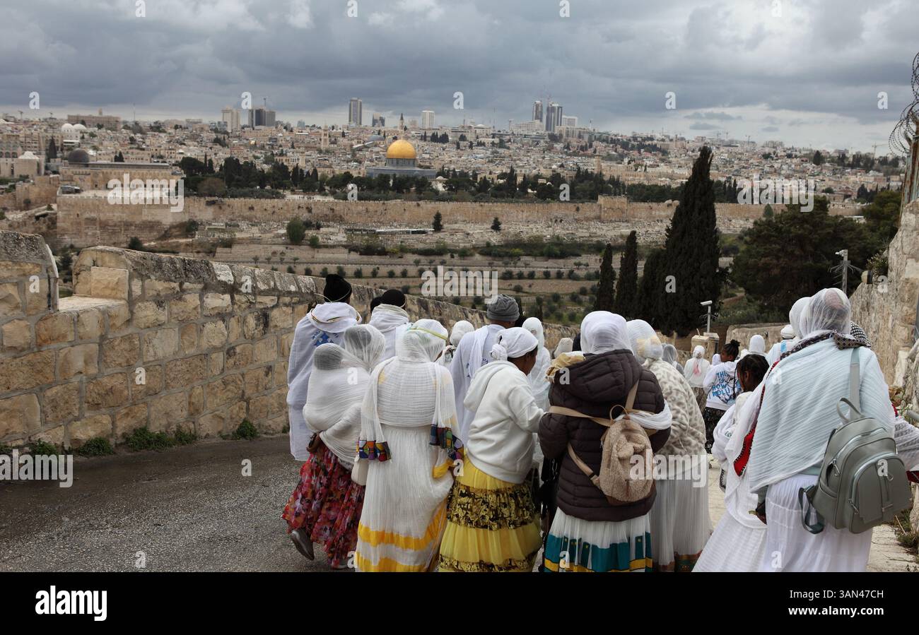 Palmensonntagsprozession, äthiopische christliche Pilger gehen vom Mt. Oliven zum Gedenken an Christi Ritt nach Jerusalem, den Felsendom im Rücken. Stockfoto