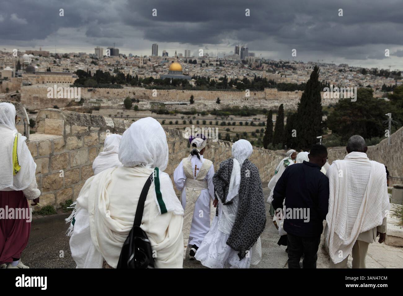 Palmensonntagsprozession, äthiopische christliche Pilger gehen vom Mt. Oliven zum Gedenken an Christi Ritt nach Jerusalem, den Felsendom im Rücken. Stockfoto